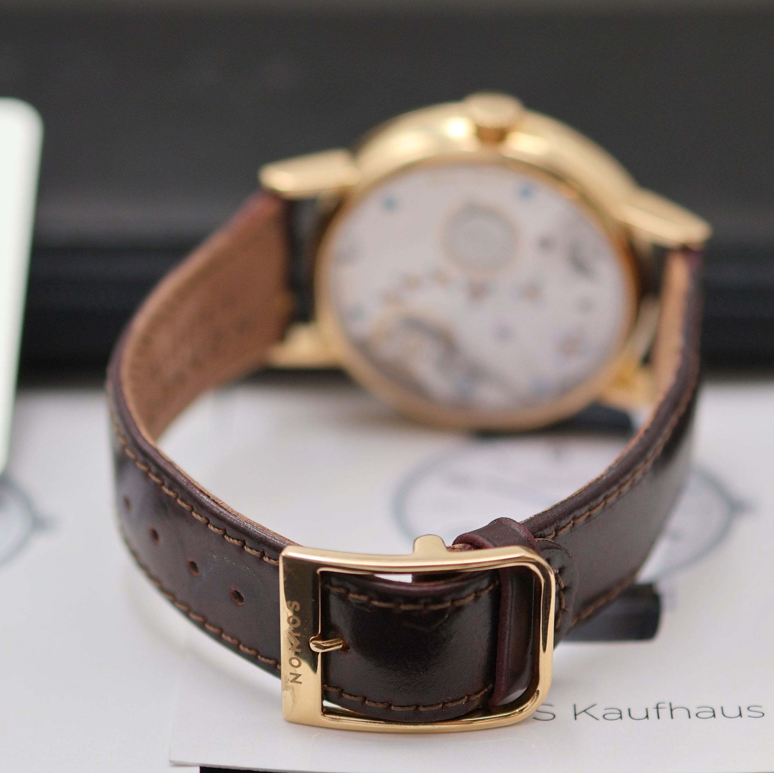 Detail d: NOMOS GLASHÜTTE Herrenarmbanduhr Lambda 39 in Roségold 750/000 Referenz 952, Handaufzug, 3-teil. Geh. beids. vergl., Boden und Glasrand aufgedr., ...