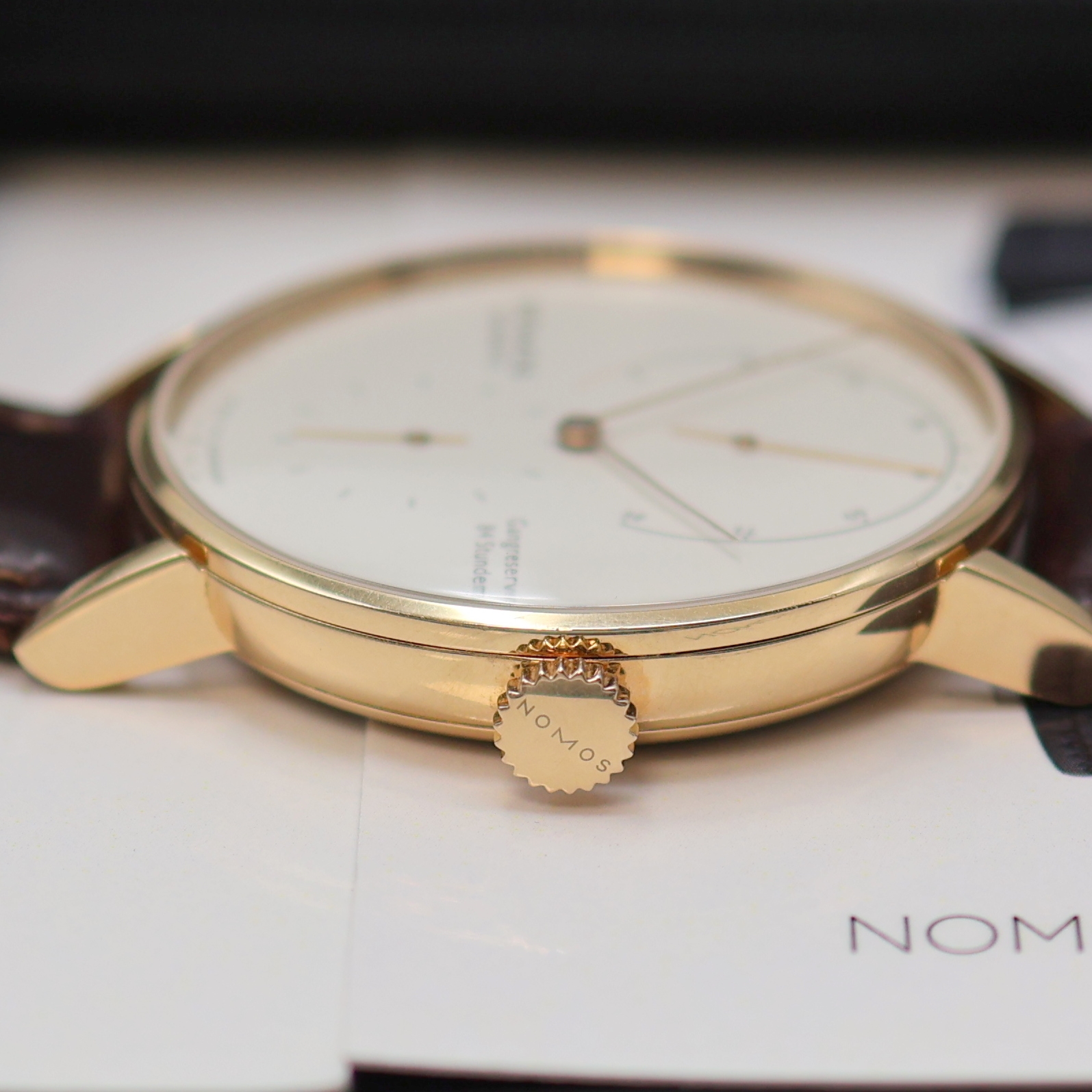 Detail e: NOMOS GLASHÜTTE Herrenarmbanduhr Lambda 39 in Roségold 750/000 Referenz 952, Handaufzug, 3-teil. Geh. beids. vergl., Boden und Glasrand aufgedr., ...