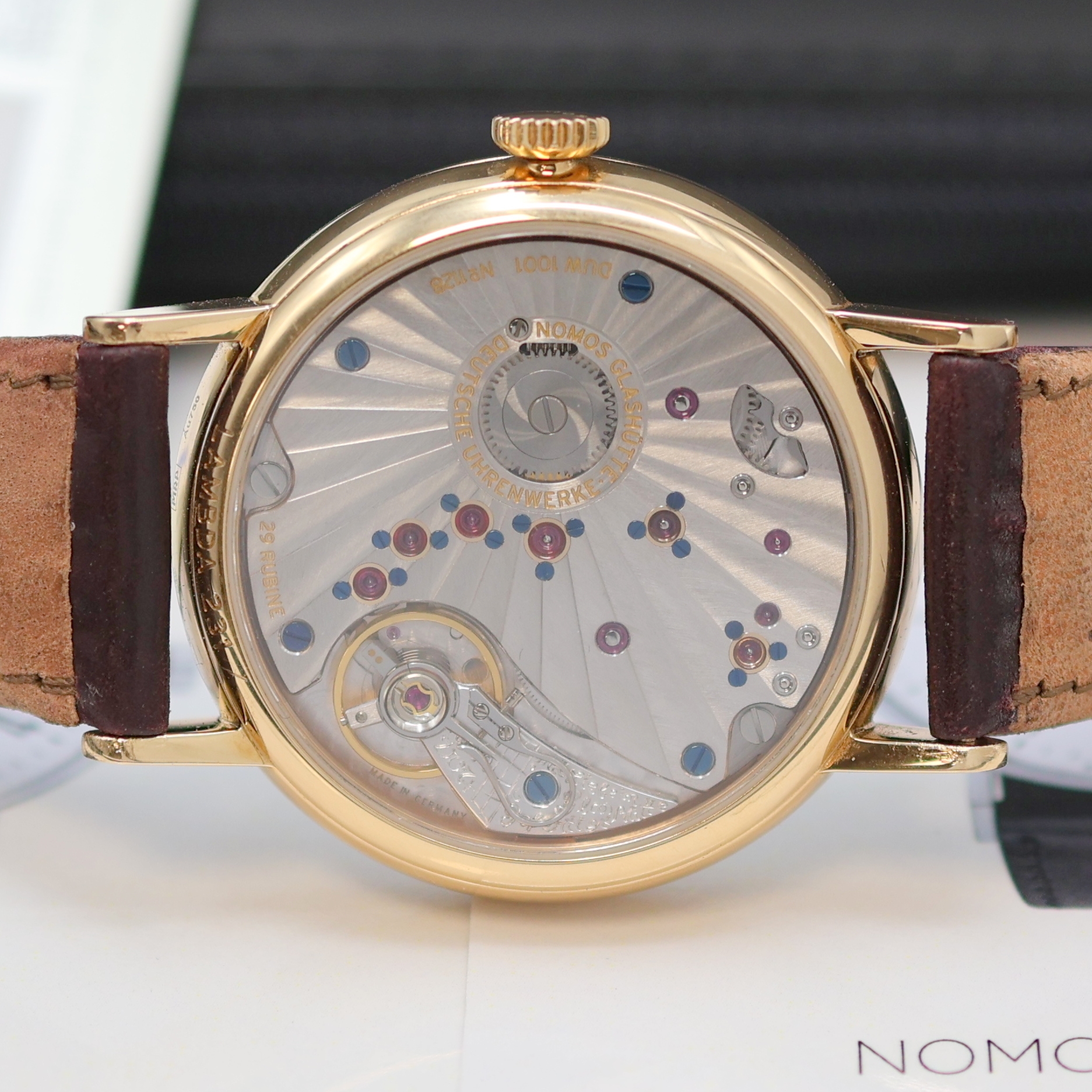 Detail f: NOMOS GLASHÜTTE Herrenarmbanduhr Lambda 39 in Roségold 750/000 Referenz 952, Handaufzug, 3-teil. Geh. beids. vergl., Boden und Glasrand aufgedr., ...