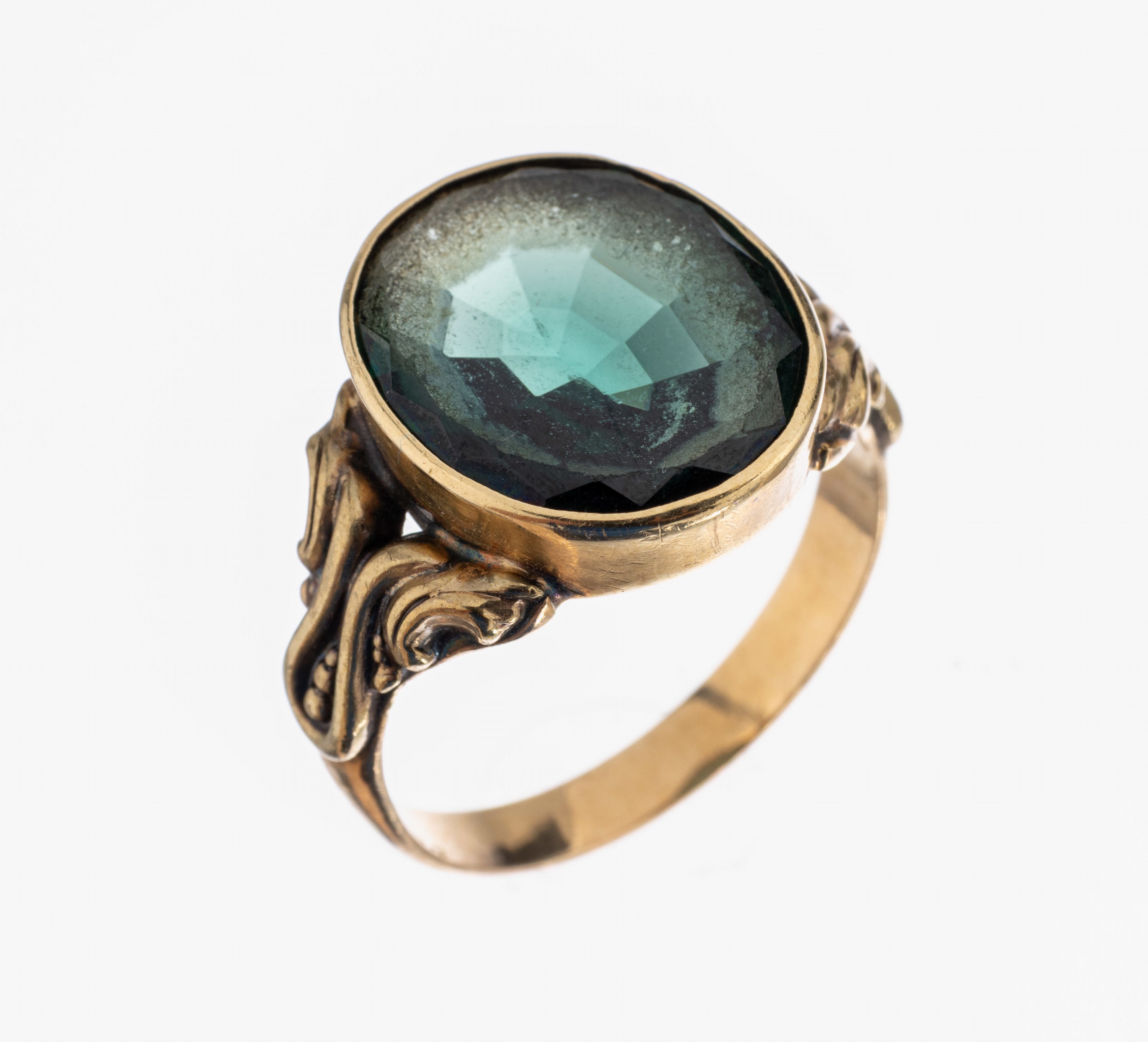 14 kt Gold Ring, 1930er Jahre, GG 585/000, turmalinfarb. Synthese im Buff Top-Schliff, Ringschultern verziert, ca. 6.5 g, RW 62.5, reinigungsbed.