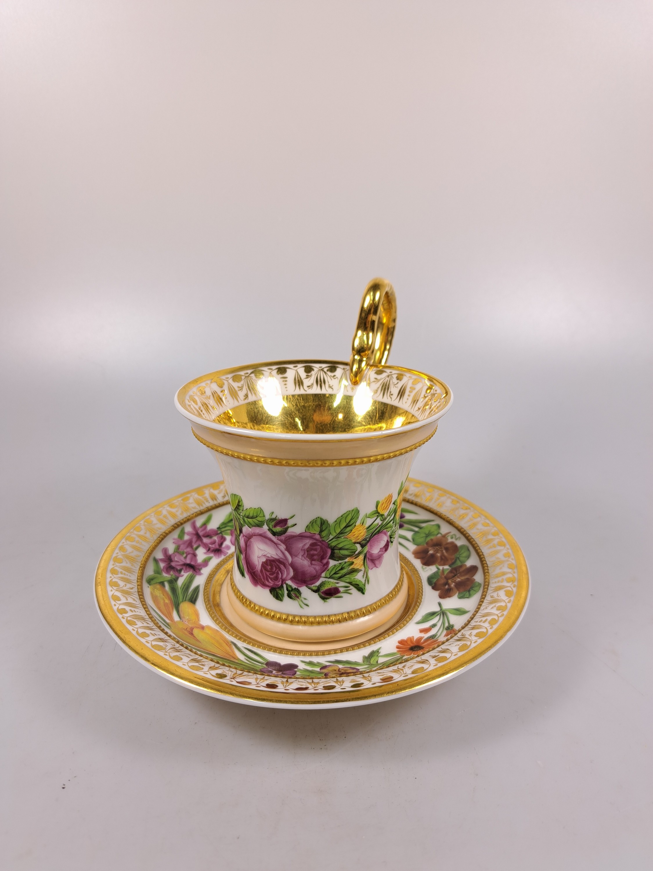Detail a: Empiretasse mit Untertasse, KPM Berlin, um 1800, Porzellan, umlaufende bemalte Blumengirlande, reiche Goldstaffage und Goldbordüren, Perlränder, ...