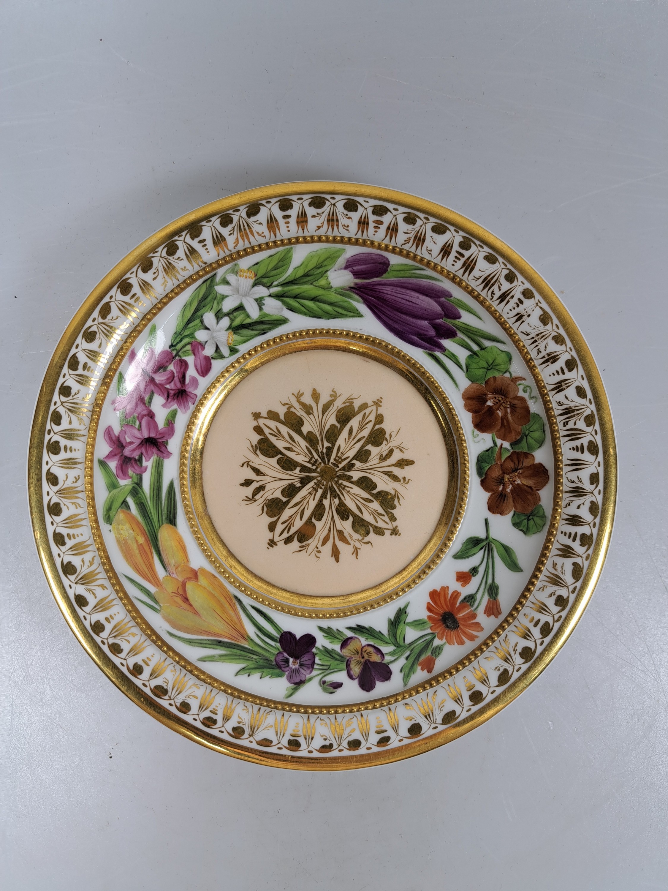 Detail c: Empiretasse mit Untertasse, KPM Berlin, um 1800, Porzellan, umlaufende bemalte Blumengirlande, reiche Goldstaffage und Goldbordüren, Perlränder, ...