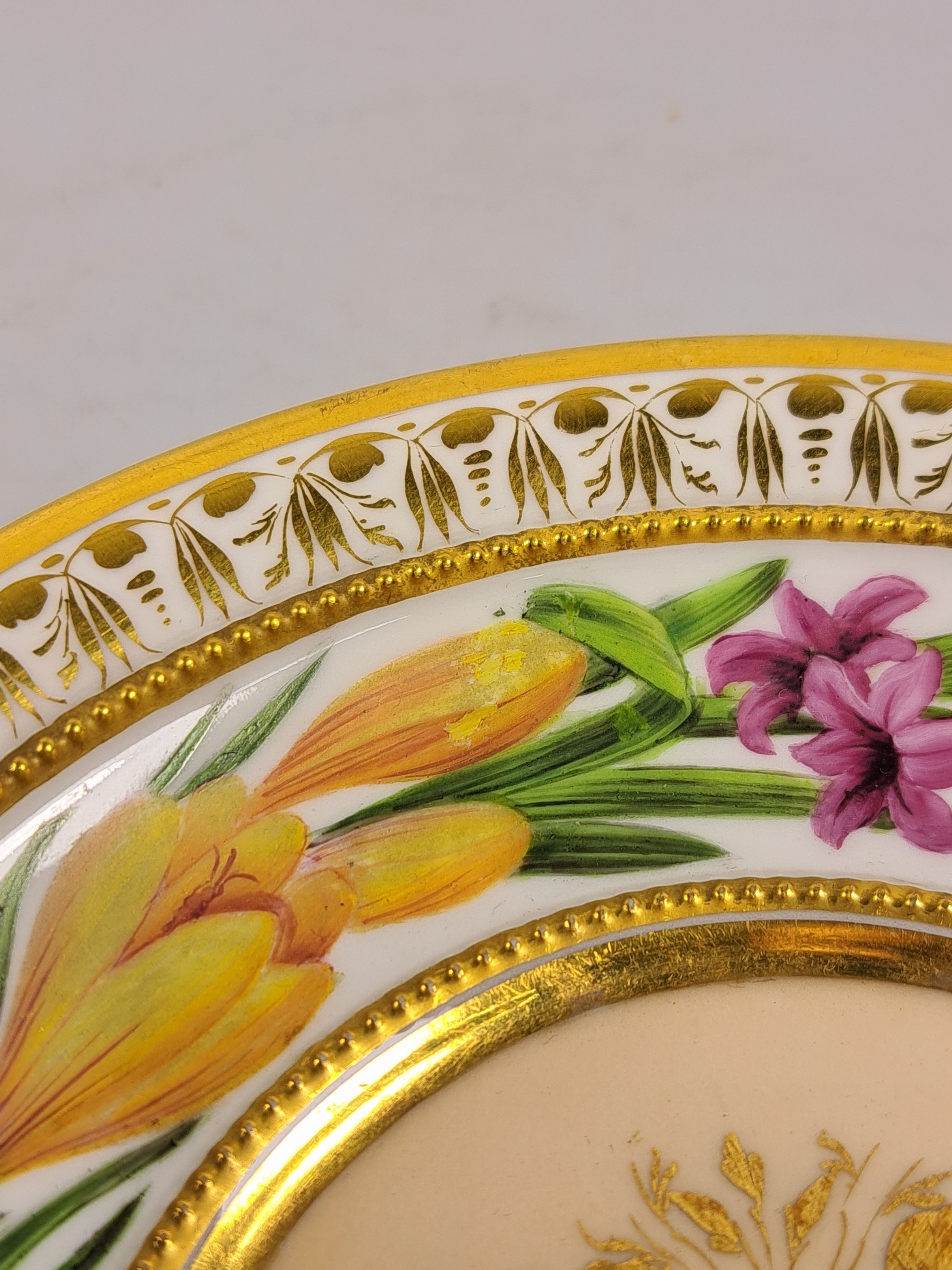 Detail d: Empiretasse mit Untertasse, KPM Berlin, um 1800, Porzellan, umlaufende bemalte Blumengirlande, reiche Goldstaffage und Goldbordüren, Perlränder, ...
