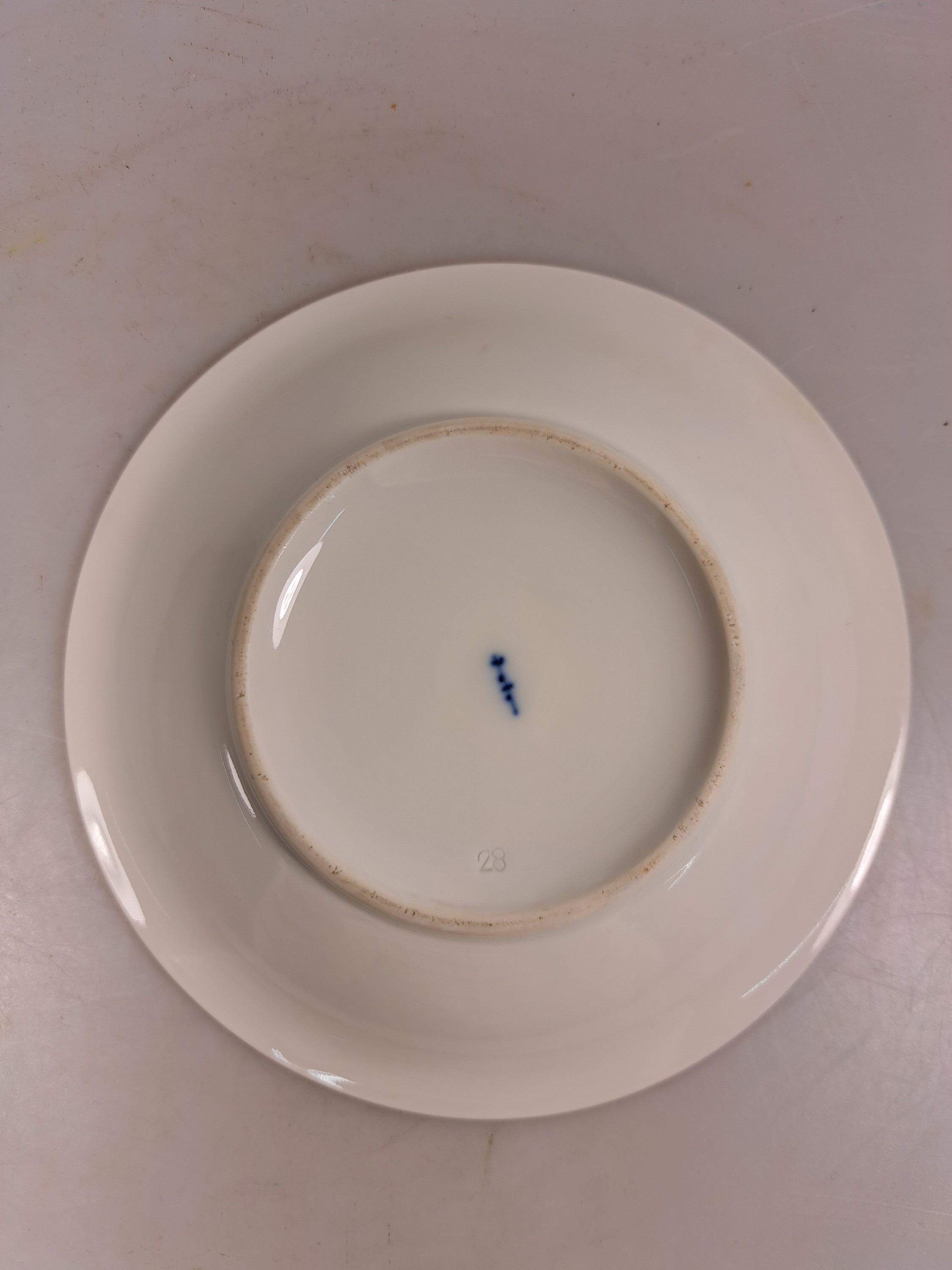 Detail e: Empiretasse mit Untertasse, KPM Berlin, um 1800, Porzellan, umlaufende bemalte Blumengirlande, reiche Goldstaffage und Goldbordüren, Perlränder, ...