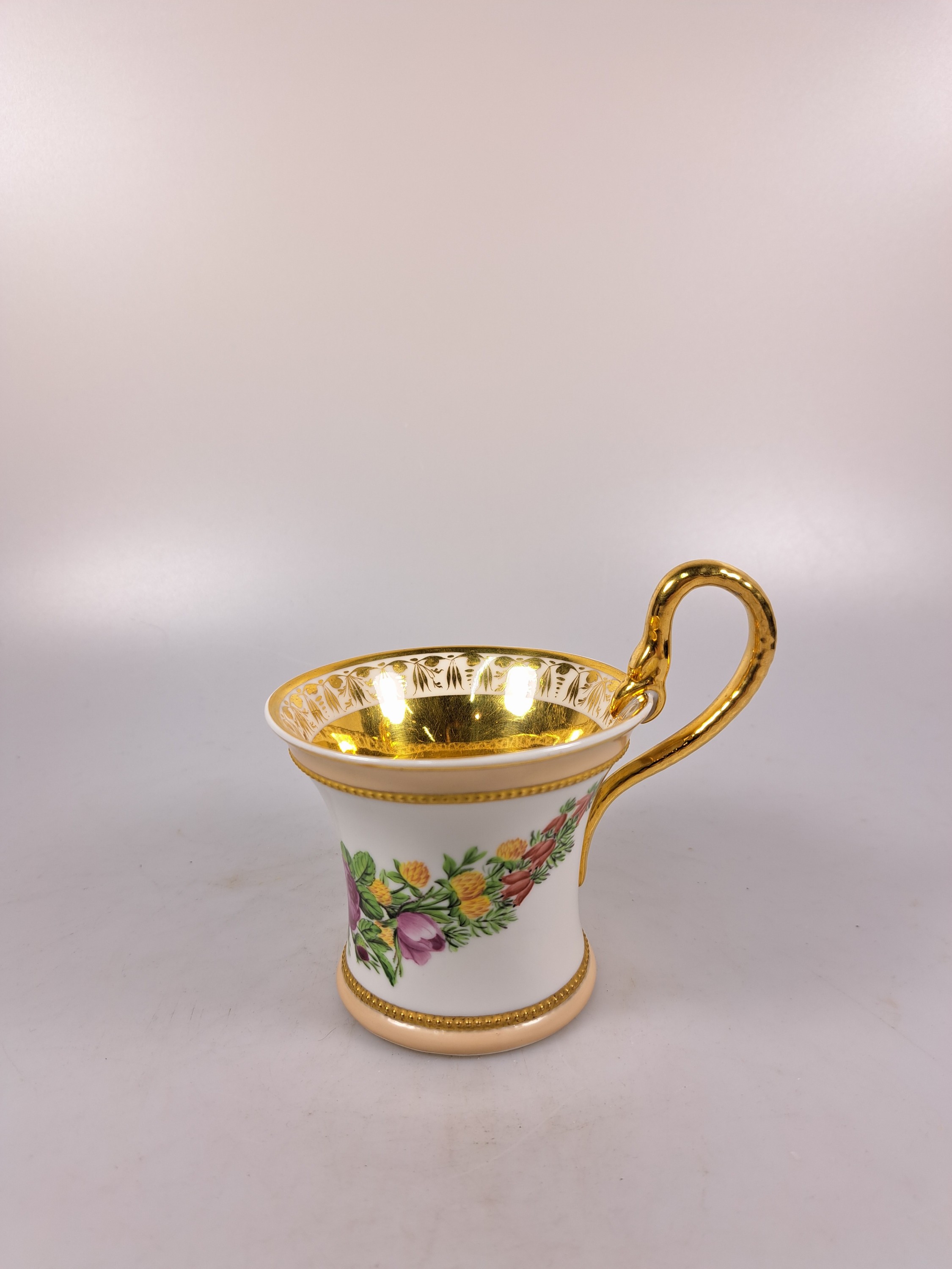 Detail f: Empiretasse mit Untertasse, KPM Berlin, um 1800, Porzellan, umlaufende bemalte Blumengirlande, reiche Goldstaffage und Goldbordüren, Perlränder, ...