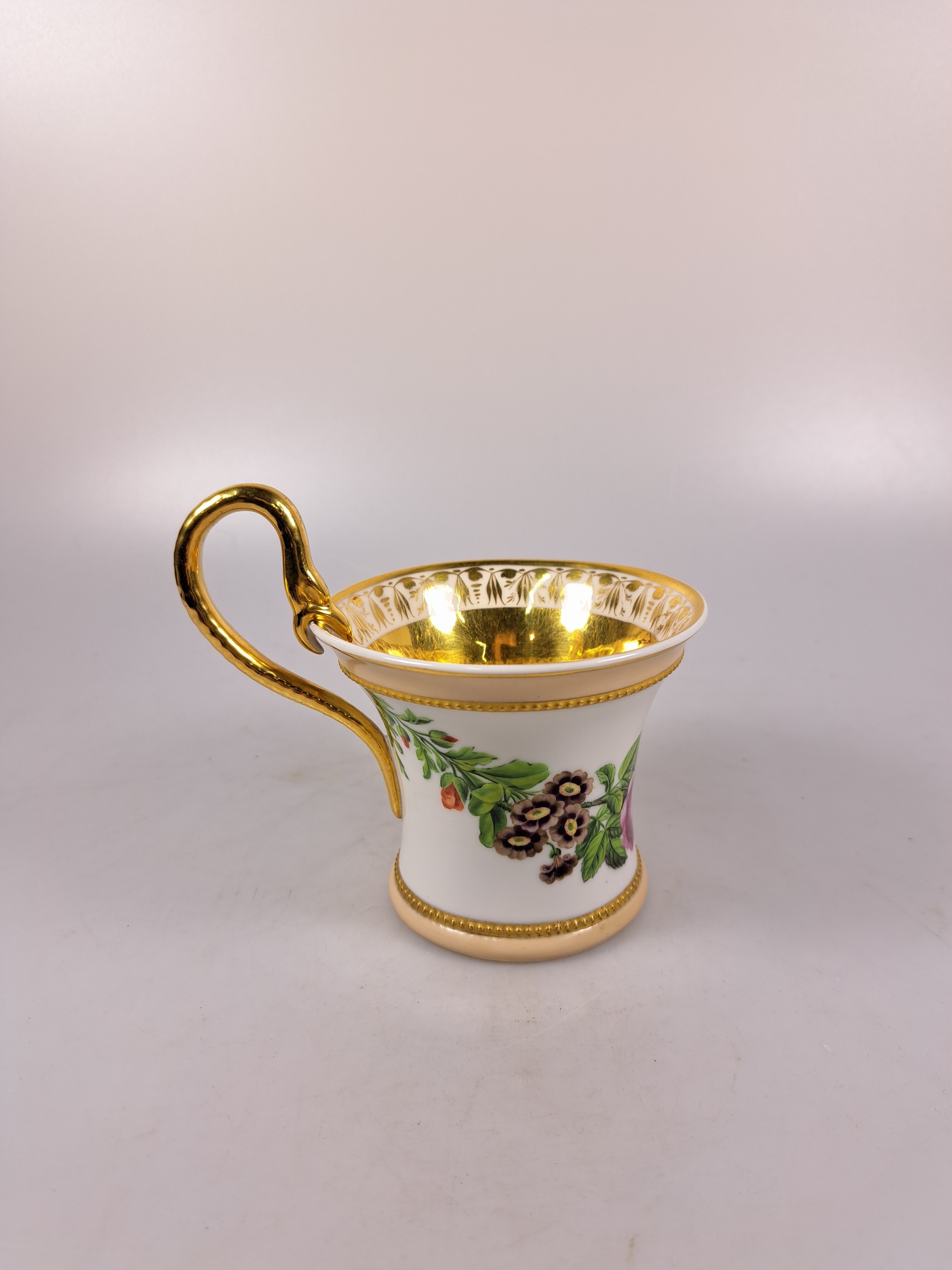 Detail g: Empiretasse mit Untertasse, KPM Berlin, um 1800, Porzellan, umlaufende bemalte Blumengirlande, reiche Goldstaffage und Goldbordüren, Perlränder, ...
