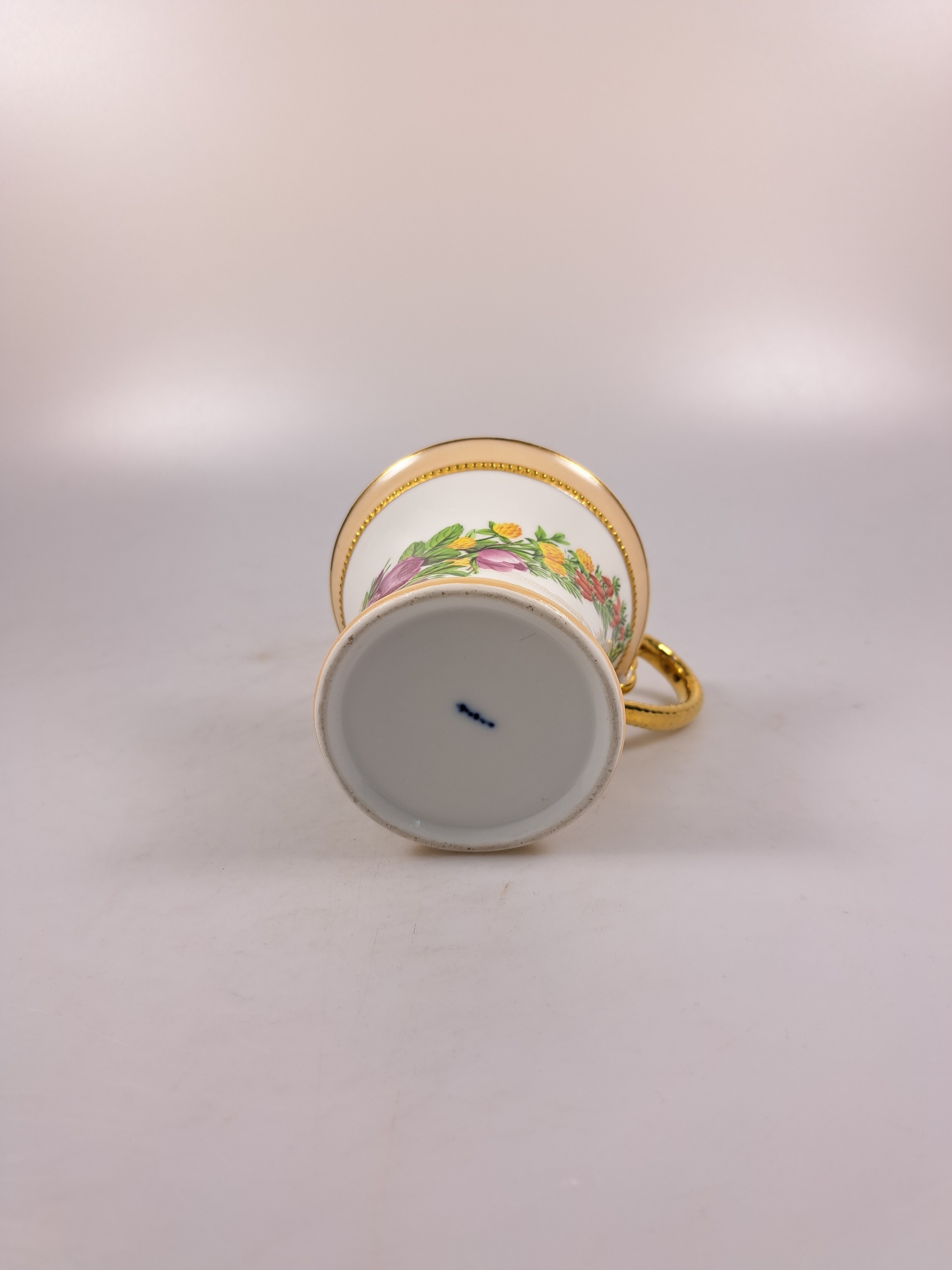Detail h: Empiretasse mit Untertasse, KPM Berlin, um 1800, Porzellan, umlaufende bemalte Blumengirlande, reiche Goldstaffage und Goldbordüren, Perlränder, ...