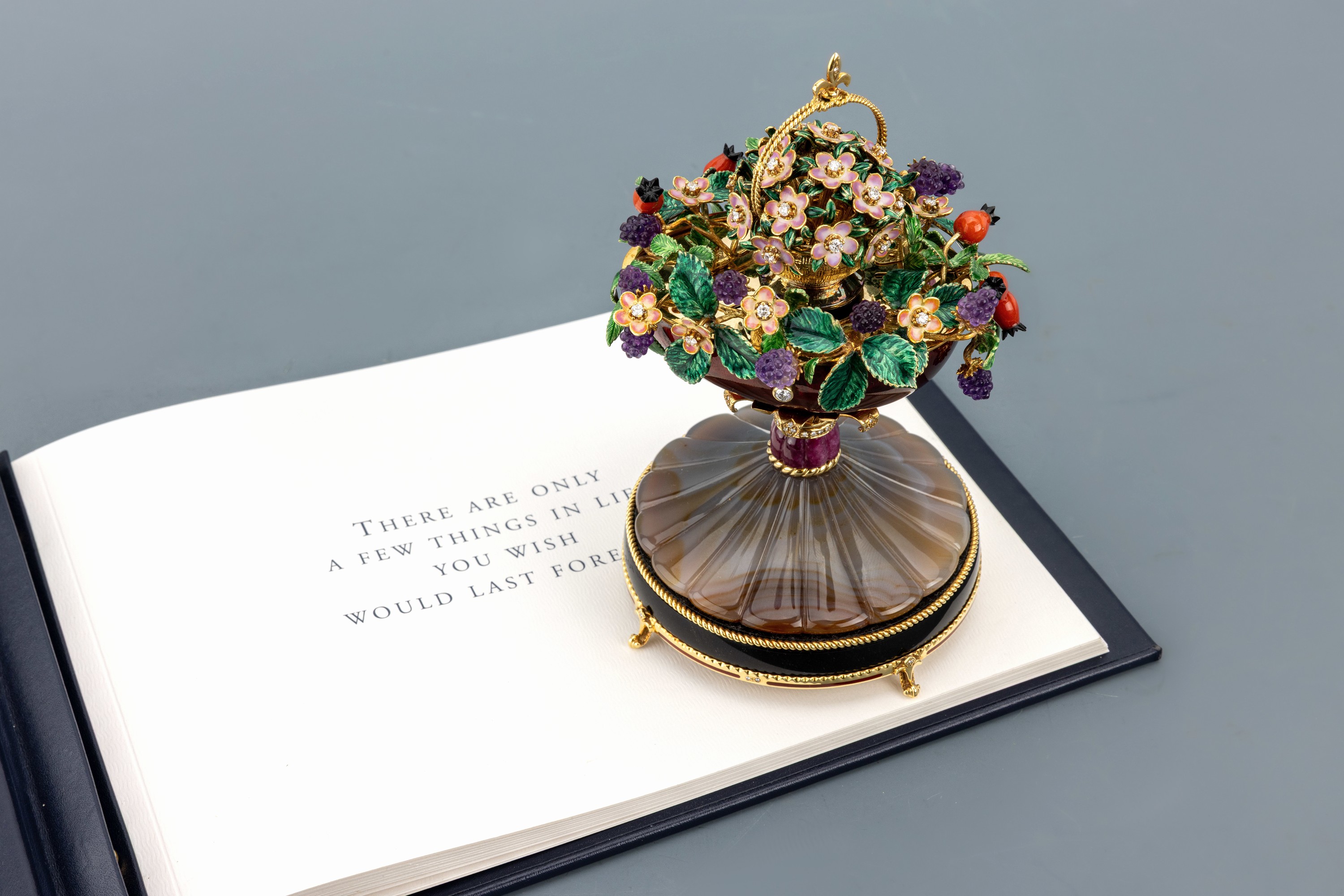 Detail a: 18 kt Gold FABERGE by VICTOR MAYER Spieluhr Herbst-Ei 1998, limit. Auflage, hier 9/10, GG 750/000, Sockel aus Obsidian-Achat auf Goldfüßchen, ...