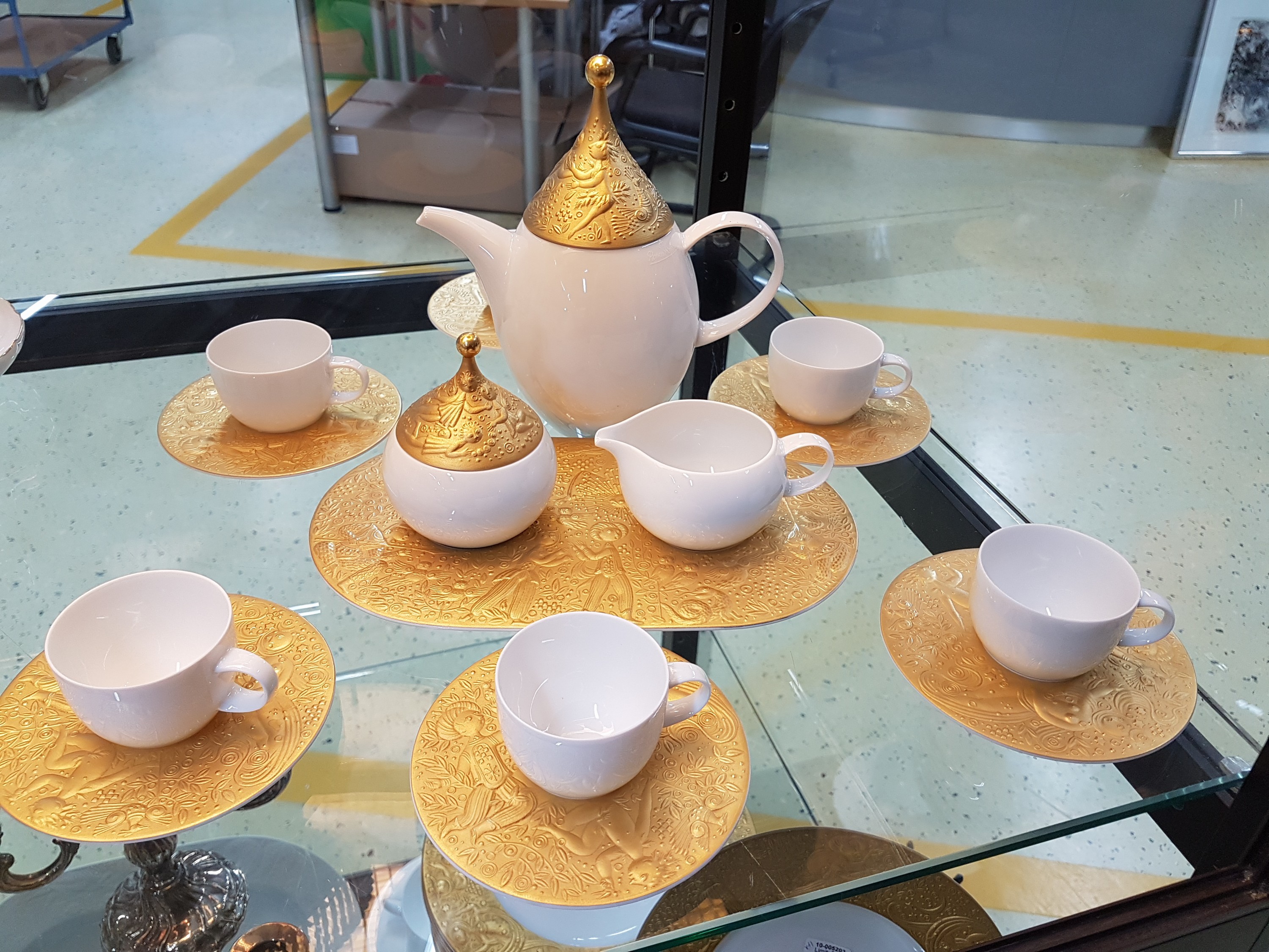 Detail a: Mokka- bzw. Espressoservice für 6 Personen, Rosenthal, Zauberflöte Sarasto, Entw. Björn Wiinblad, Kanne, 6 Tassen mit Untertassen, Sahnegießer ...