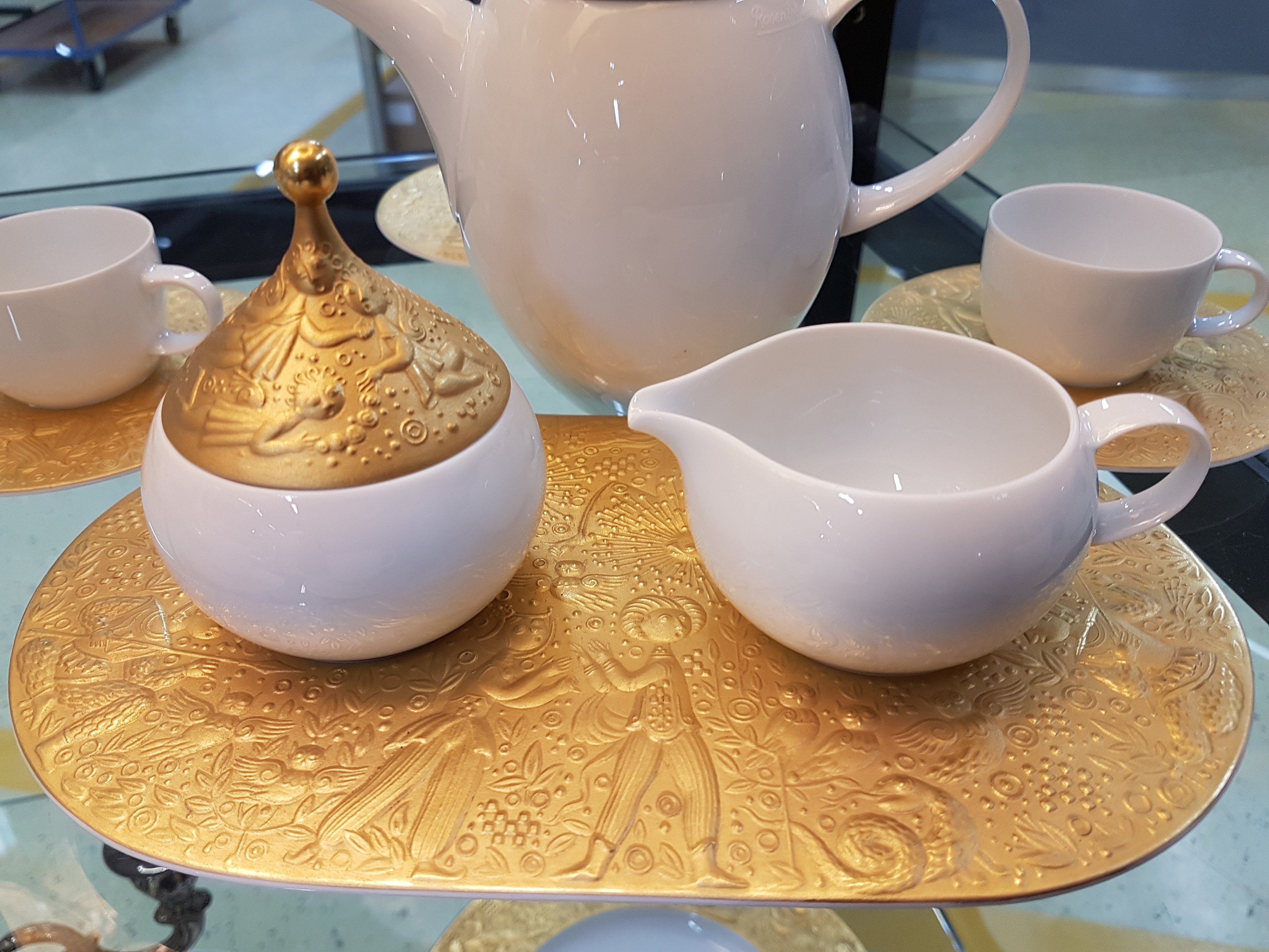 Detail b: Mokka- bzw. Espressoservice für 6 Personen, Rosenthal, Zauberflöte Sarasto, Entw. Björn Wiinblad, Kanne, 6 Tassen mit Untertassen, Sahnegießer ...