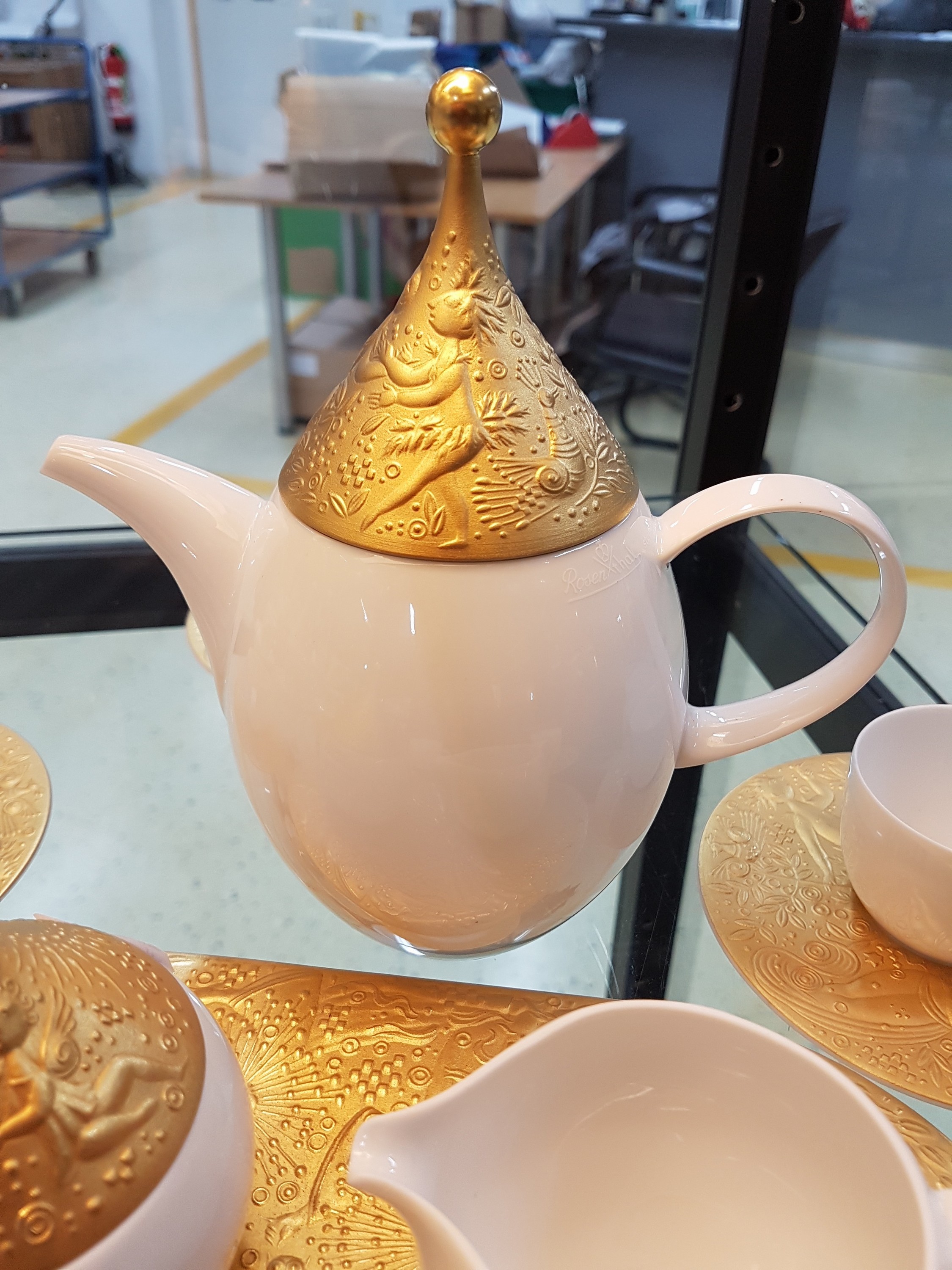 Detail c: Mokka- bzw. Espressoservice für 6 Personen, Rosenthal, Zauberflöte Sarasto, Entw. Björn Wiinblad, Kanne, 6 Tassen mit Untertassen, Sahnegießer ...