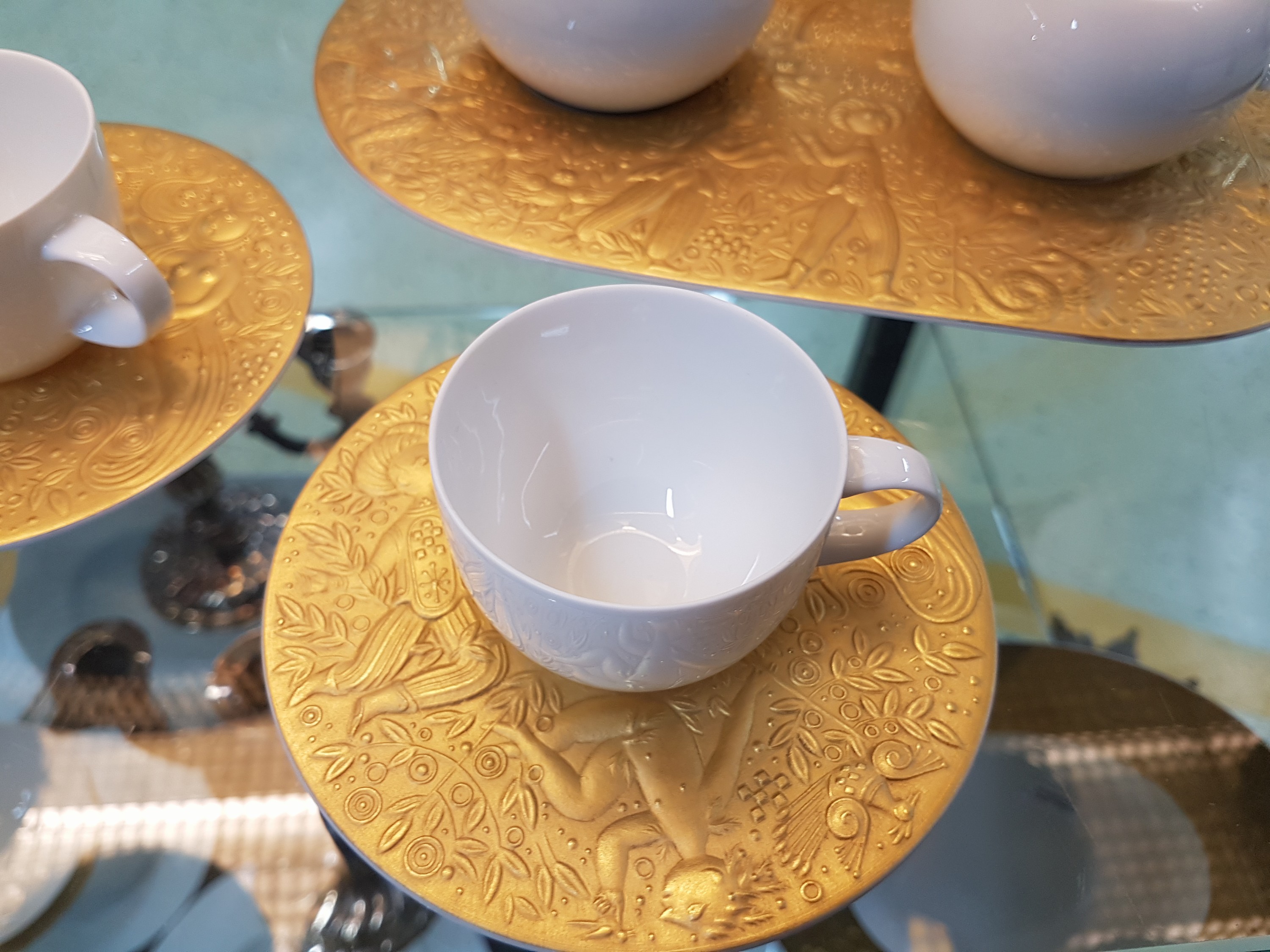 Detail e: Mokka- bzw. Espressoservice für 6 Personen, Rosenthal, Zauberflöte Sarasto, Entw. Björn Wiinblad, Kanne, 6 Tassen mit Untertassen, Sahnegießer ...