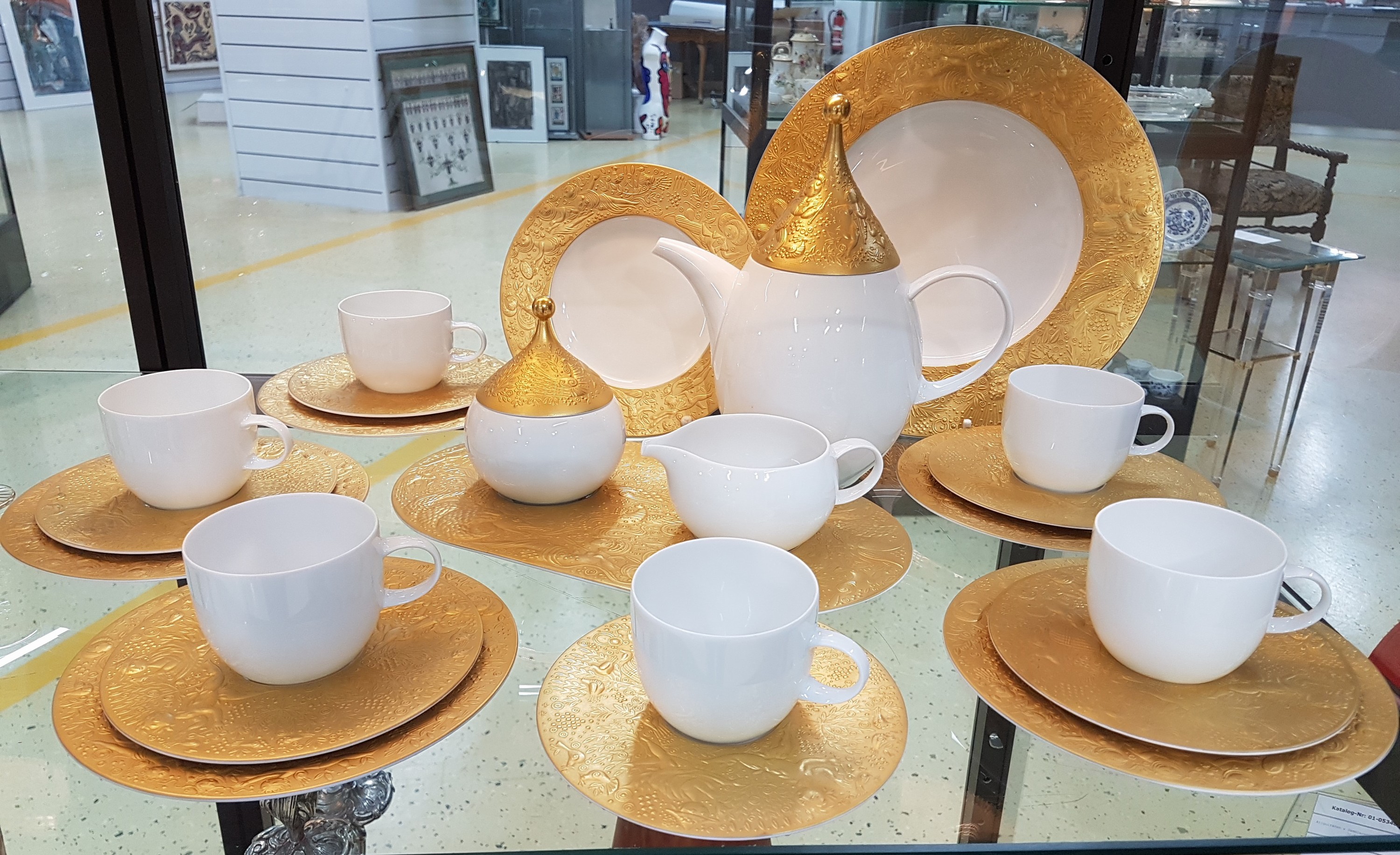 Detail a: Kaffeeservice, Rosenthal, Dekor Zauberflöte Sarasto, Entwurf Björn Wiinblad, reich reliefiert und teilvergoldet, Kaffeekanne, sechs Tassen mit ...