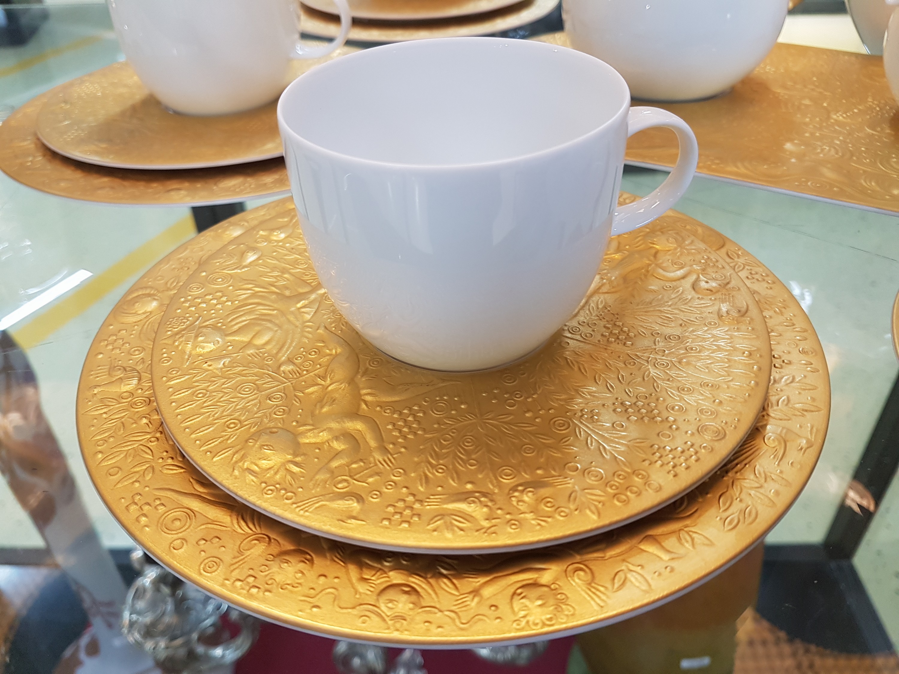 Detail b: Kaffeeservice, Rosenthal, Dekor Zauberflöte Sarasto, Entwurf Björn Wiinblad, reich reliefiert und teilvergoldet, Kaffeekanne, sechs Tassen mit ...