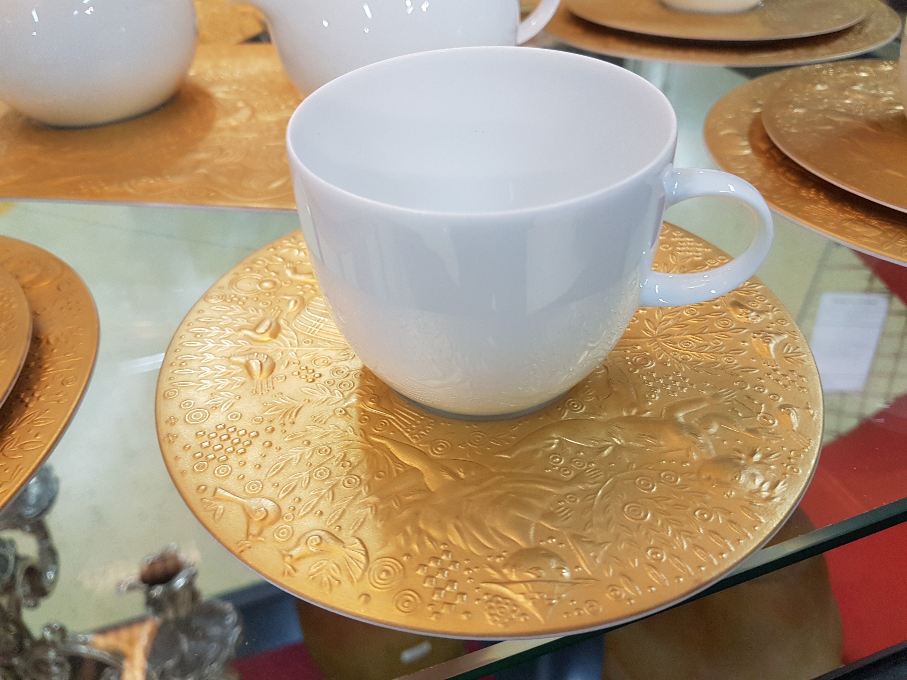 Detail c: Kaffeeservice, Rosenthal, Dekor Zauberflöte Sarasto, Entwurf Björn Wiinblad, reich reliefiert und teilvergoldet, Kaffeekanne, sechs Tassen mit ...
