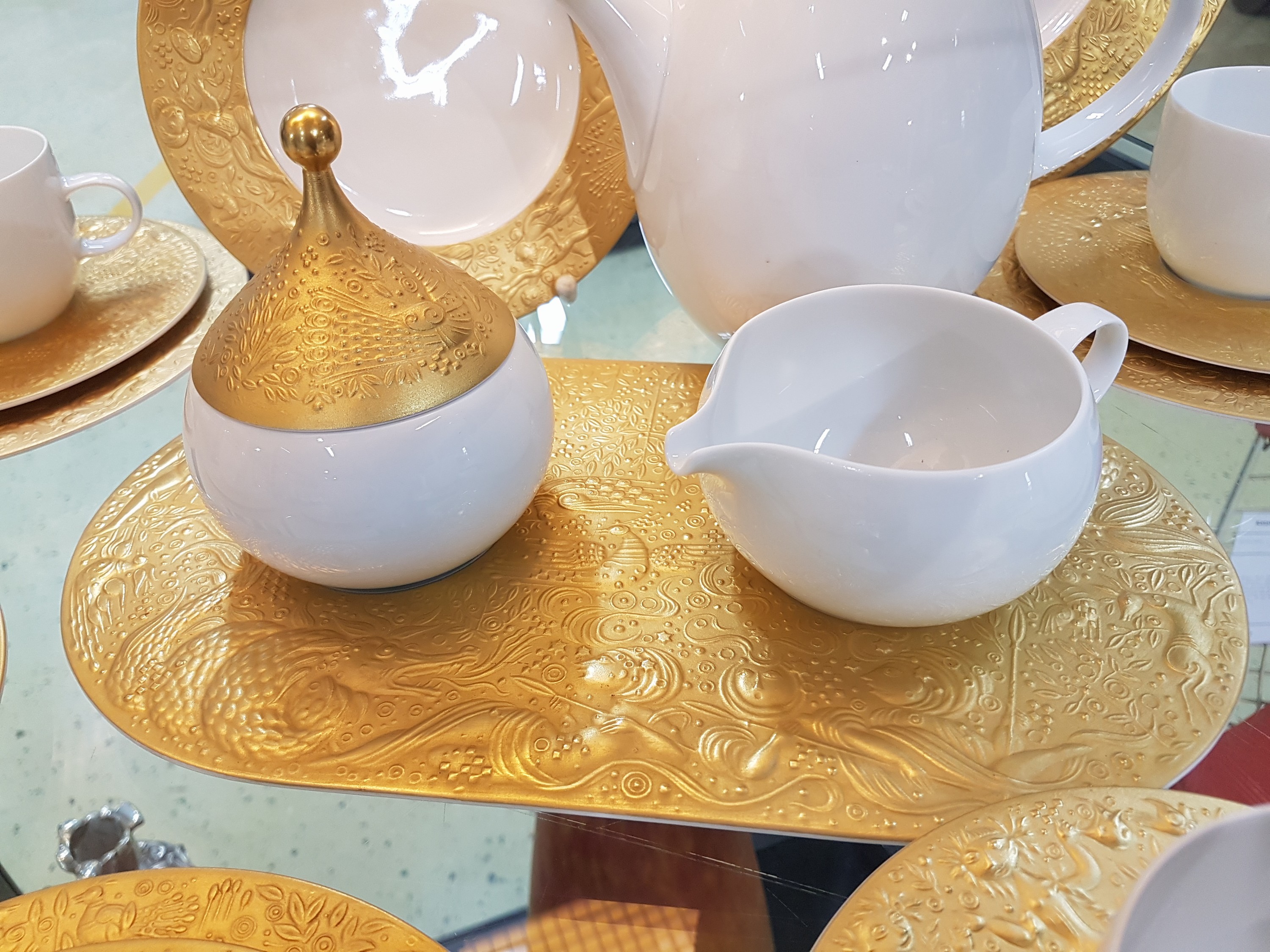 Detail d: Kaffeeservice, Rosenthal, Dekor Zauberflöte Sarasto, Entwurf Björn Wiinblad, reich reliefiert und teilvergoldet, Kaffeekanne, sechs Tassen mit ...