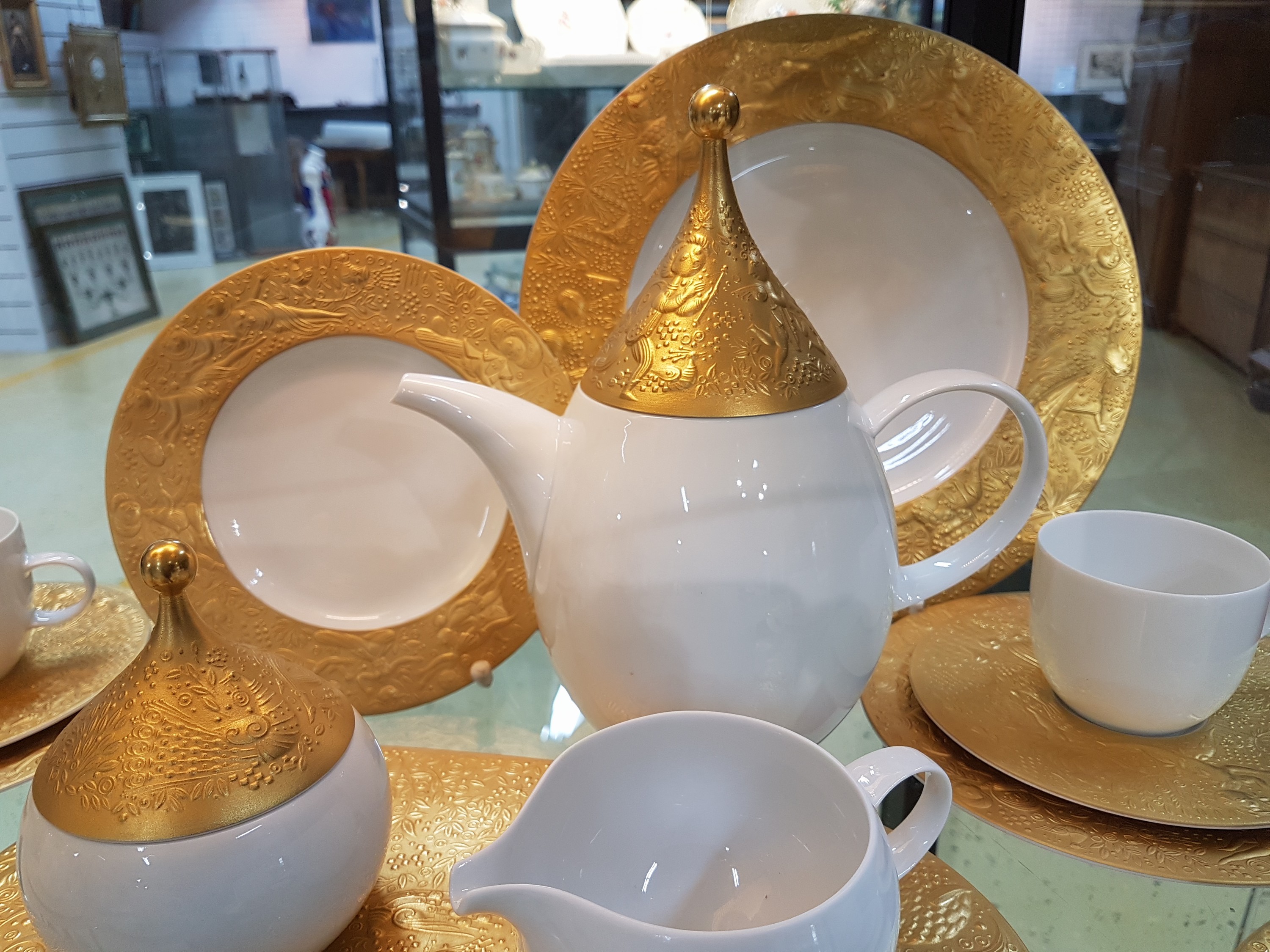 Detail e: Kaffeeservice, Rosenthal, Dekor Zauberflöte Sarasto, Entwurf Björn Wiinblad, reich reliefiert und teilvergoldet, Kaffeekanne, sechs Tassen mit ...