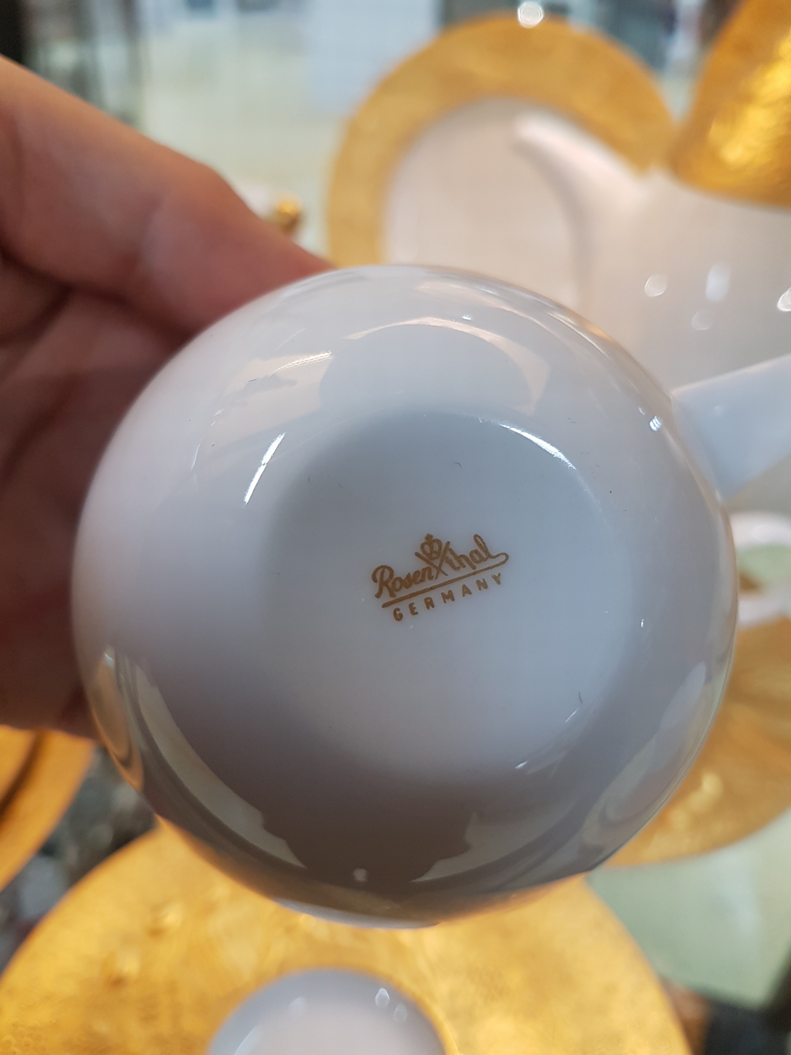 Detail f: Kaffeeservice, Rosenthal, Dekor Zauberflöte Sarasto, Entwurf Björn Wiinblad, reich reliefiert und teilvergoldet, Kaffeekanne, sechs Tassen mit ...
