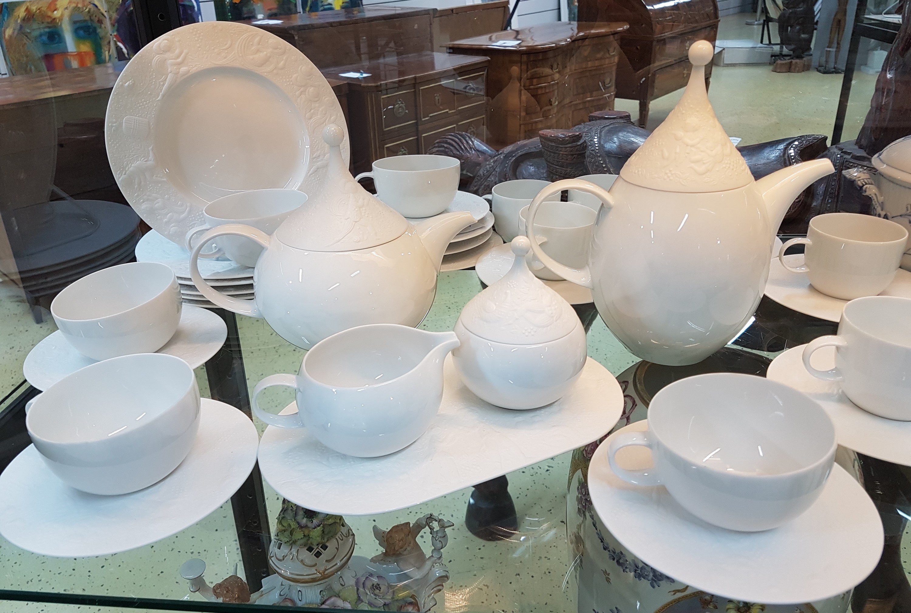 Detail a: Kaffee- und Teeservice, Rosenthal, Dekor Zauberflöte Sarasto, Entwurf Björn Wiinblad, reich reliefiert, Kaffeekanne, Teekanne, 6 Kaffeetassen mit ...