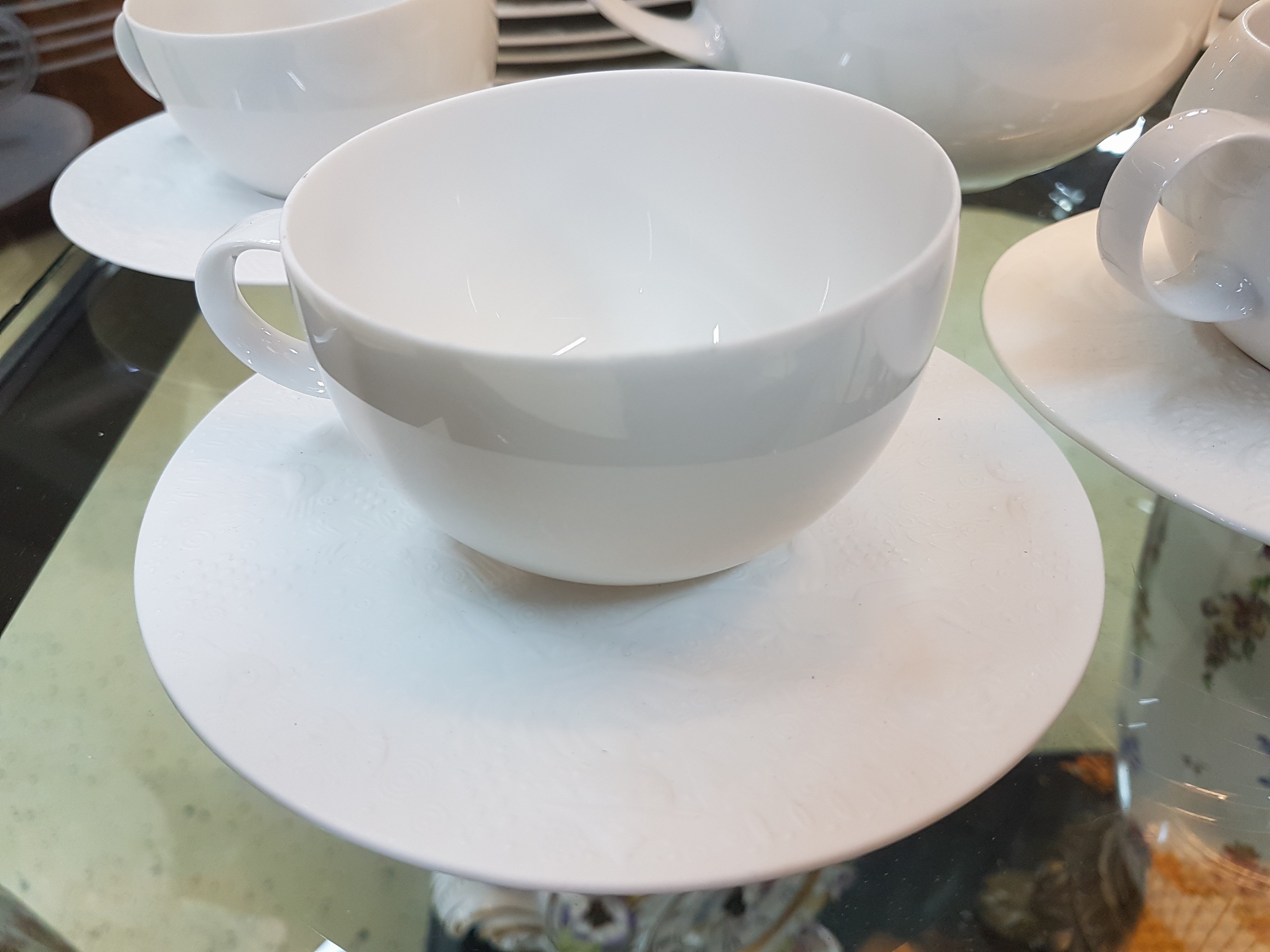 Detail b: Kaffee- und Teeservice, Rosenthal, Dekor Zauberflöte Sarasto, Entwurf Björn Wiinblad, reich reliefiert, Kaffeekanne, Teekanne, 6 Kaffeetassen mit ...