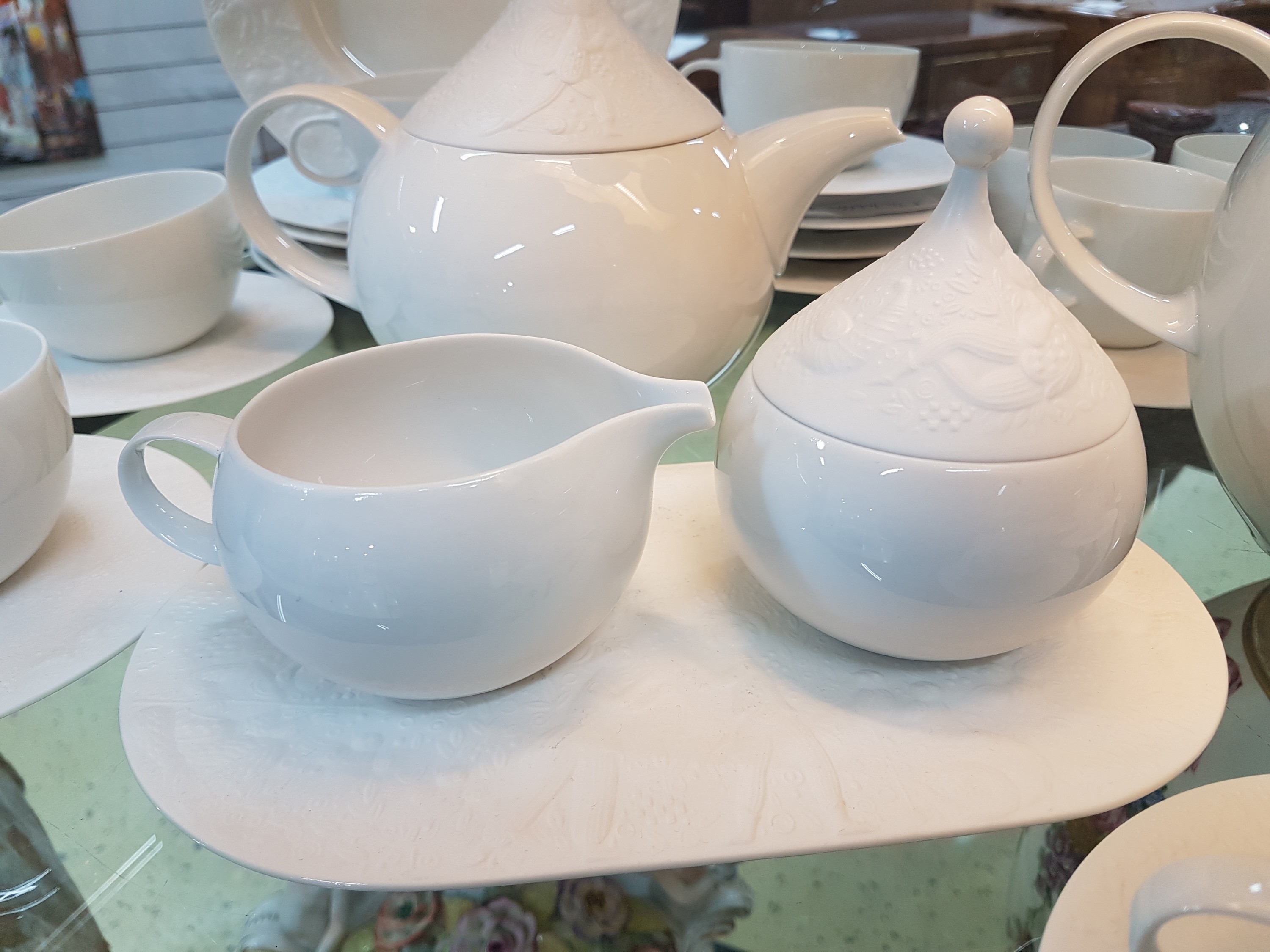 Detail c: Kaffee- und Teeservice, Rosenthal, Dekor Zauberflöte Sarasto, Entwurf Björn Wiinblad, reich reliefiert, Kaffeekanne, Teekanne, 6 Kaffeetassen mit ...