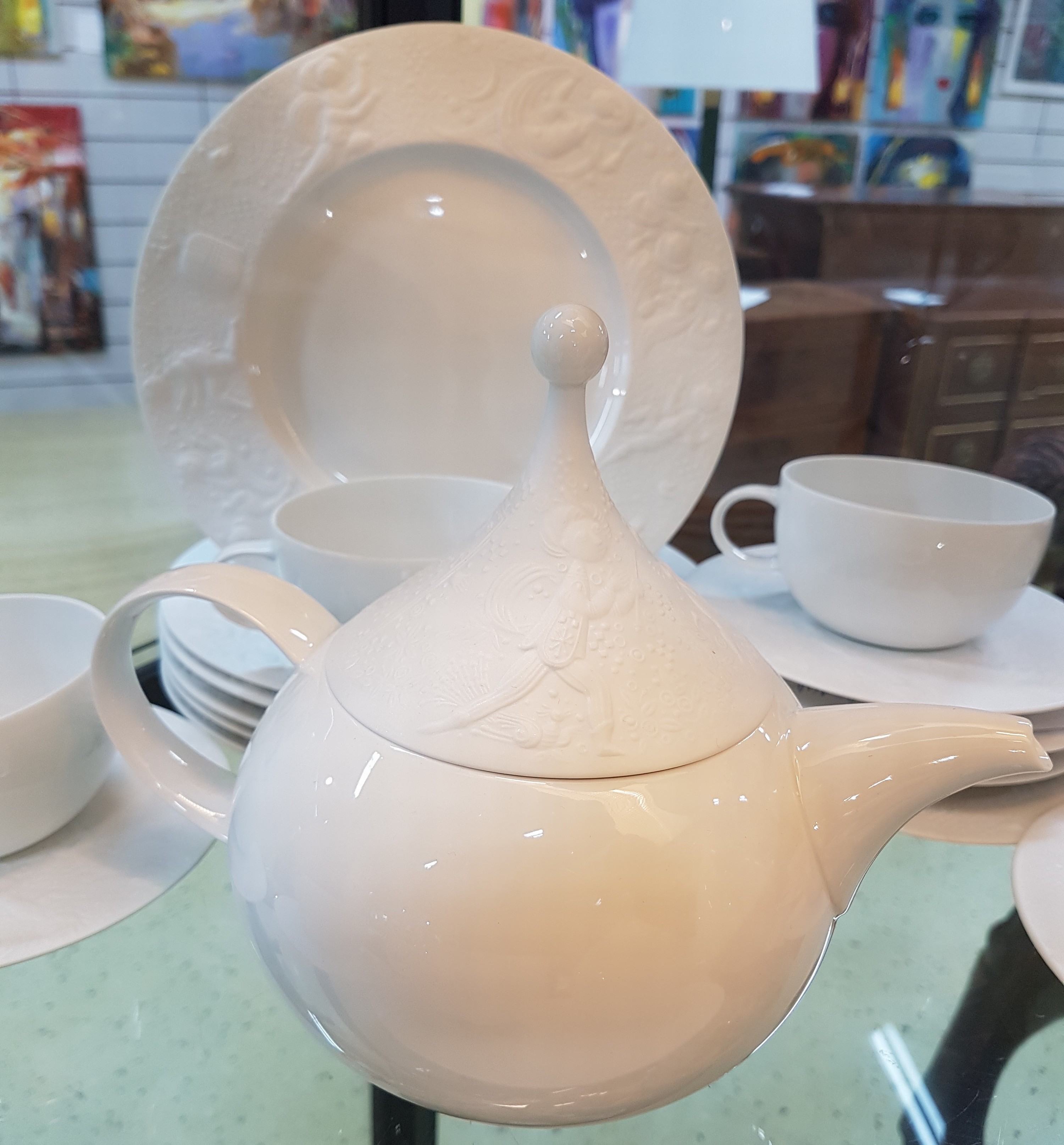Detail d: Kaffee- und Teeservice, Rosenthal, Dekor Zauberflöte Sarasto, Entwurf Björn Wiinblad, reich reliefiert, Kaffeekanne, Teekanne, 6 Kaffeetassen mit ...