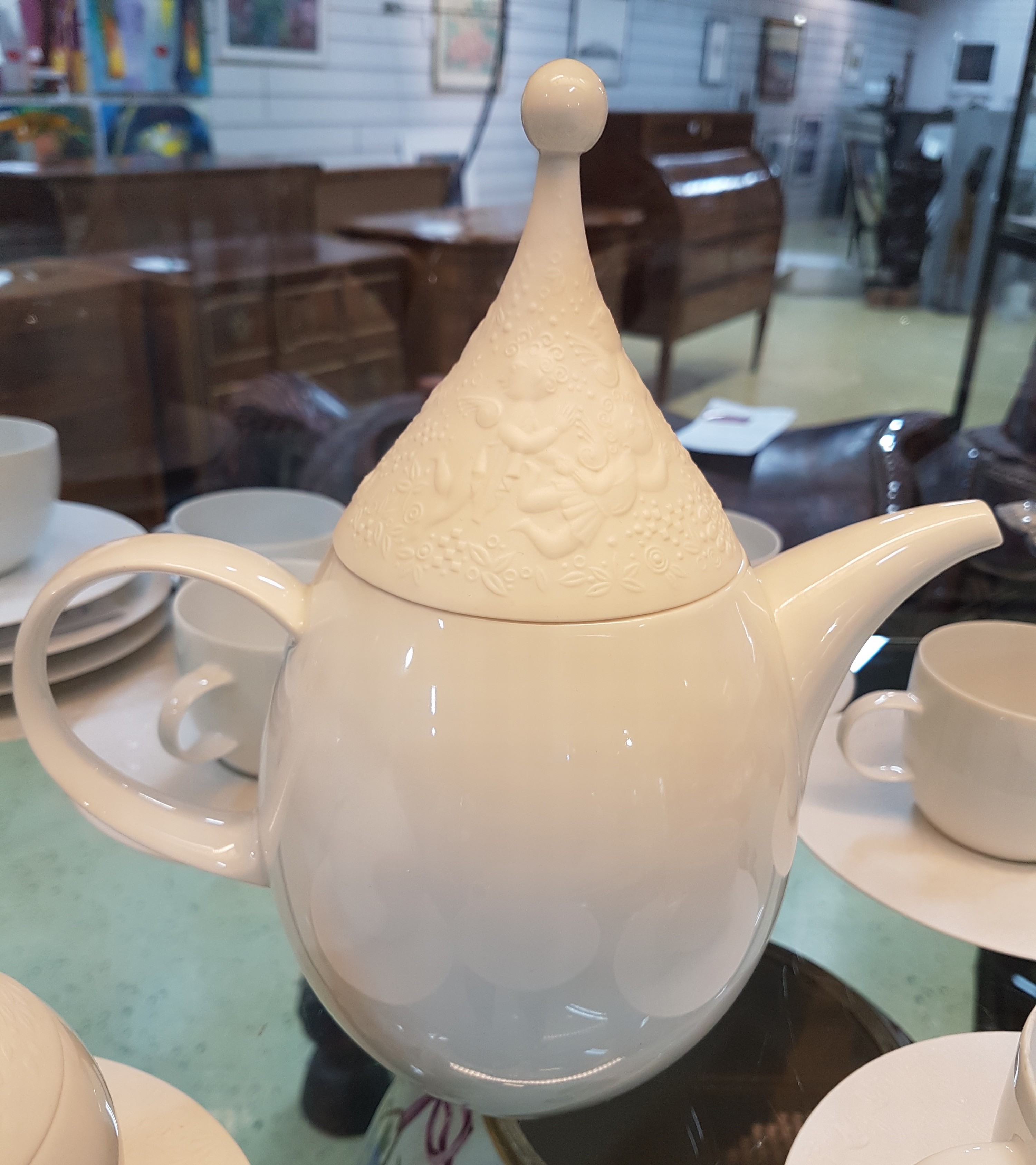 Detail e: Kaffee- und Teeservice, Rosenthal, Dekor Zauberflöte Sarasto, Entwurf Björn Wiinblad, reich reliefiert, Kaffeekanne, Teekanne, 6 Kaffeetassen mit ...