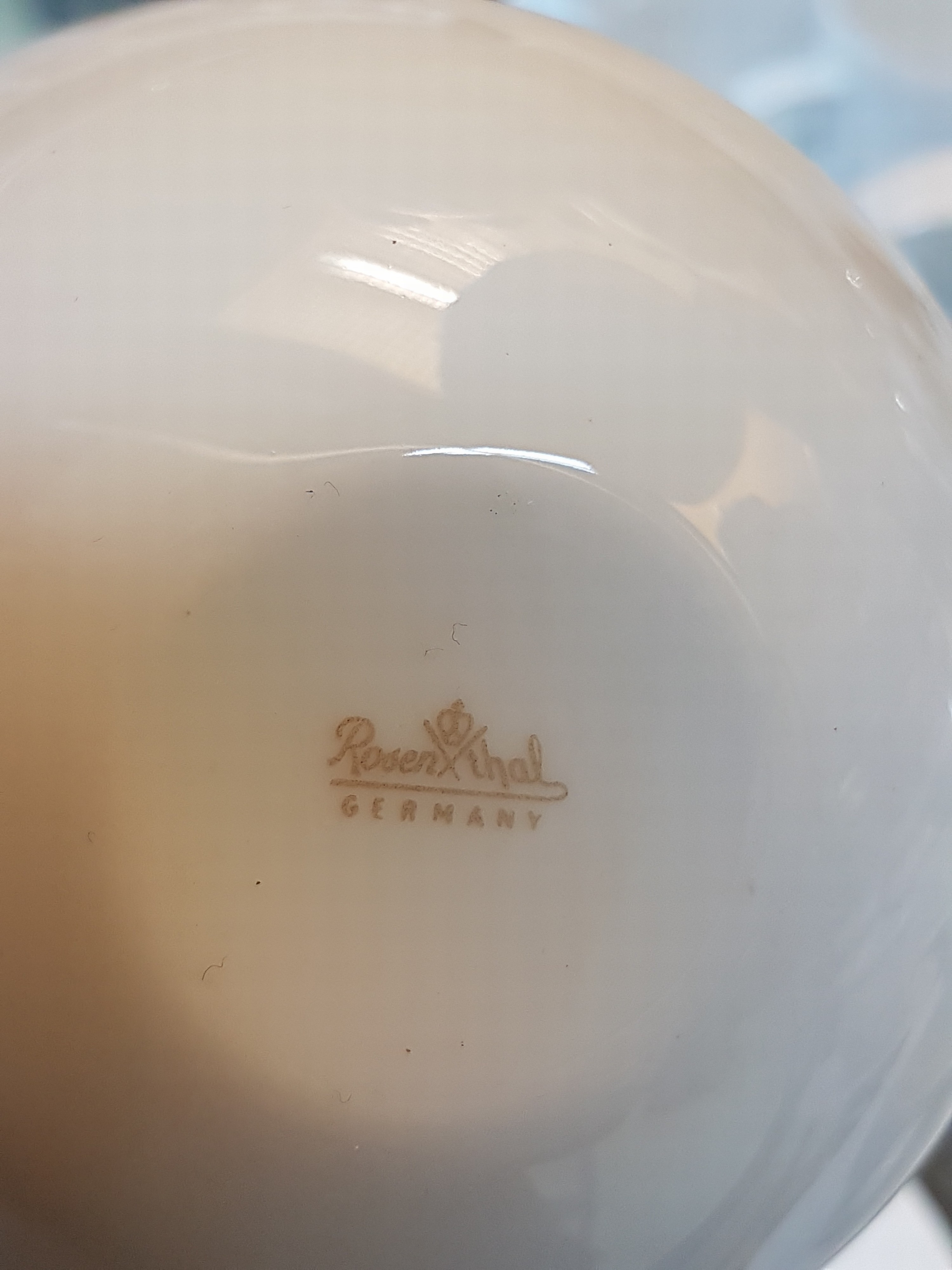Detail h: Kaffee- und Teeservice, Rosenthal, Dekor Zauberflöte Sarasto, Entwurf Björn Wiinblad, reich reliefiert, Kaffeekanne, Teekanne, 6 Kaffeetassen mit ...