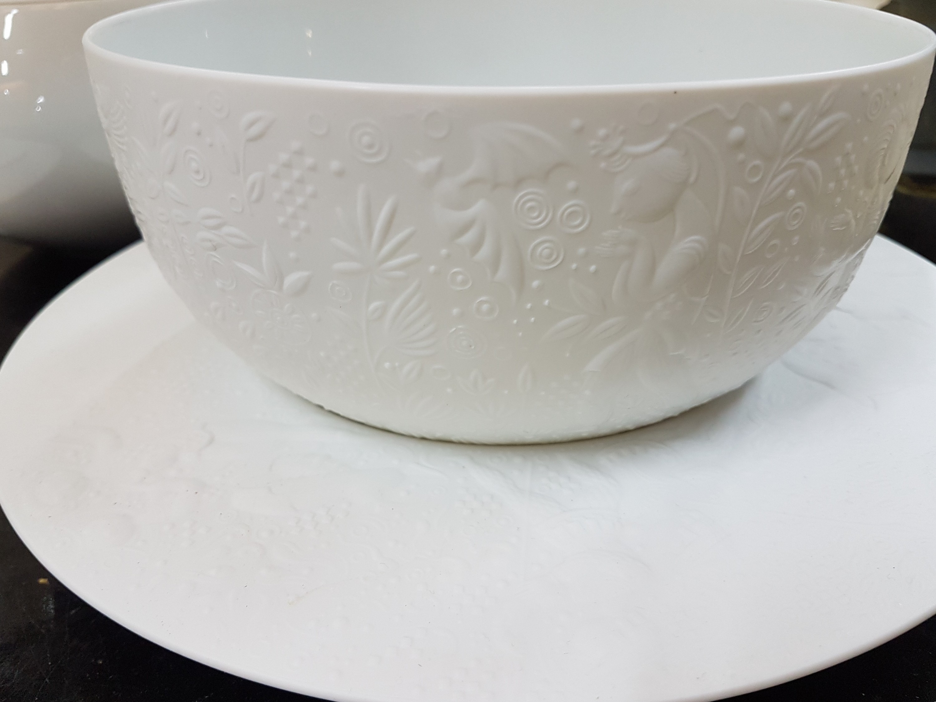 Detail b: Speiseservice, Rosenthal, Dekor Zauberflöte Sarasto, Entwurf Björn Wiinblad, reich reliefiert, 6 flache Teller, 6 Suppentassen mit Untertassen, 6 ...