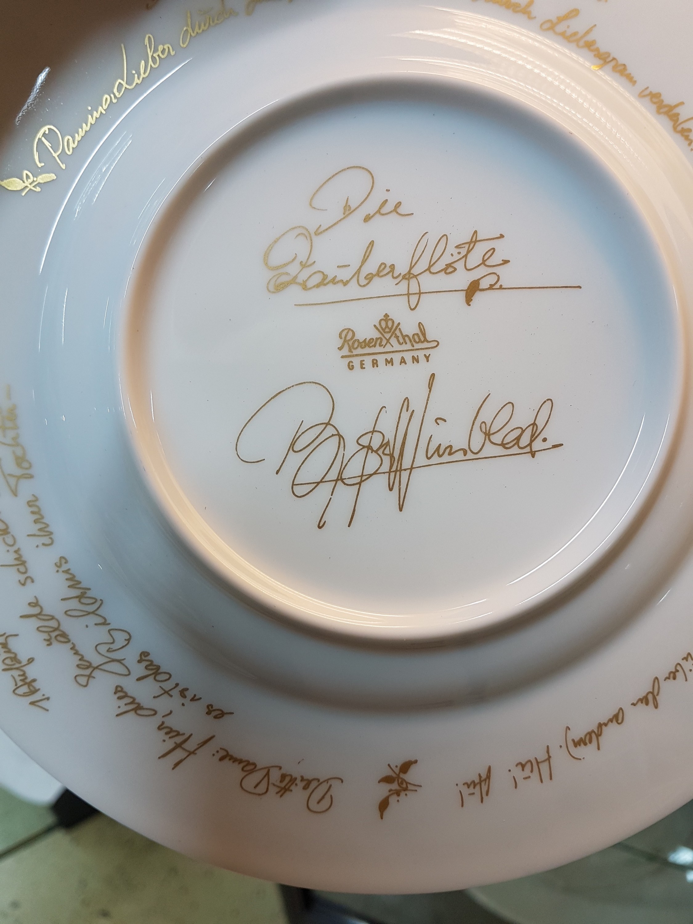 Detail e: Speiseservice, Rosenthal, Dekor Zauberflöte Sarasto, Entwurf Björn Wiinblad, reich reliefiert, 6 flache Teller, 6 Dessertteller, eine ovale Platte, ...