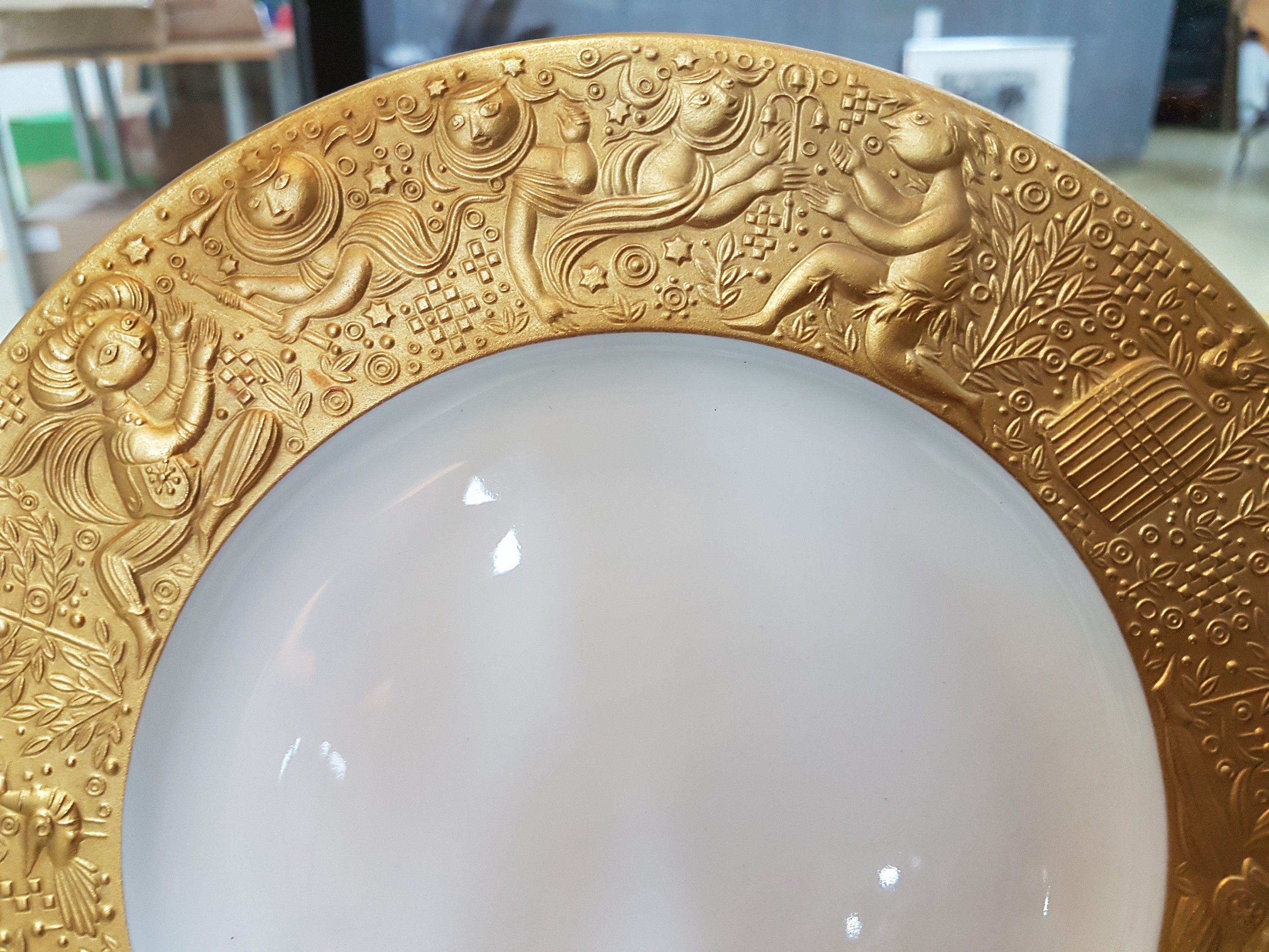 Detail b: 11 Teller, Rosenthal, Dekor Zauberflöte Sarasto, Entwurf Björn Wiinblad, reich reliefiert und teilvergoldet, D. je ca. 22cm