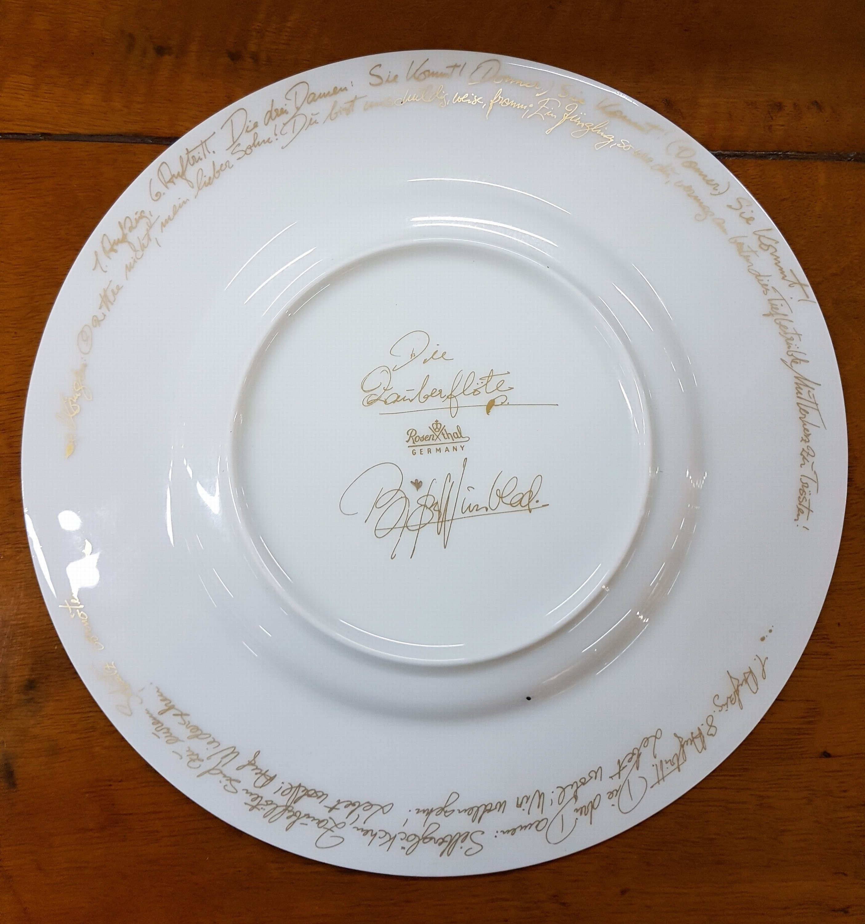 Detail e: 11 Teller, Rosenthal, Dekor Zauberflöte Sarasto, Entwurf Björn Wiinblad, reich reliefiert und teilvergoldet, D. je ca. 22cm