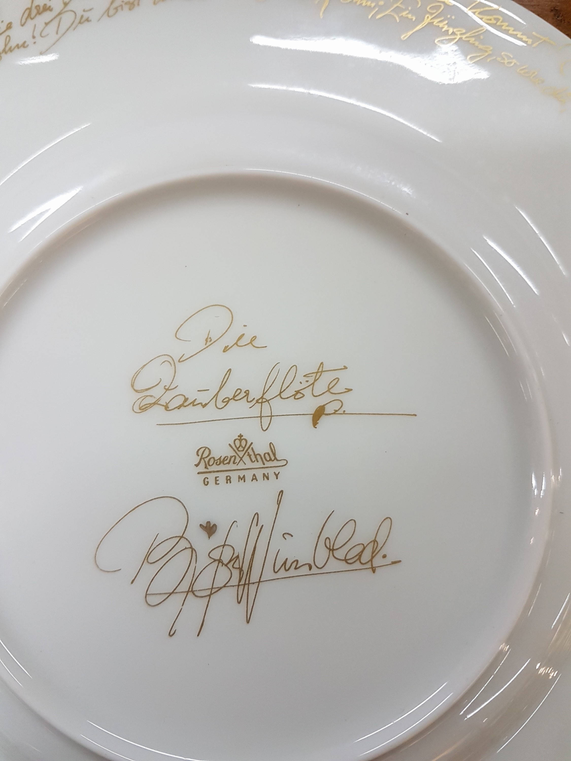 Detail f: 11 Teller, Rosenthal, Dekor Zauberflöte Sarasto, Entwurf Björn Wiinblad, reich reliefiert und teilvergoldet, D. je ca. 22cm
