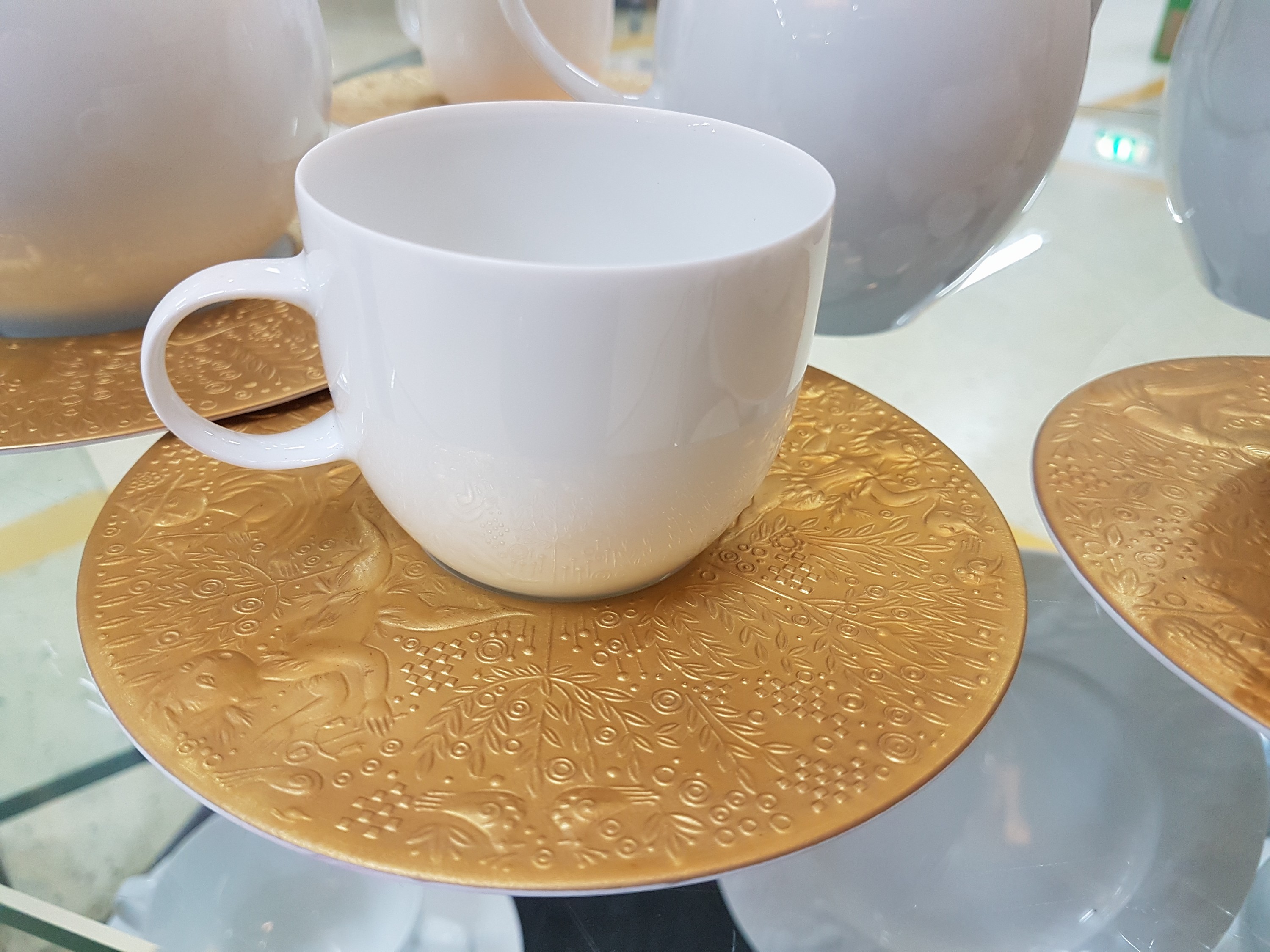Detail d: 14 Teile Porzellan, Rosenthal, Dekor Zauberflöte Sarasto, Entwurf Björn Wiinblad, reich reliefiert und teilvergoldet, 2 Mokkakännchen, Zuckerdose ...