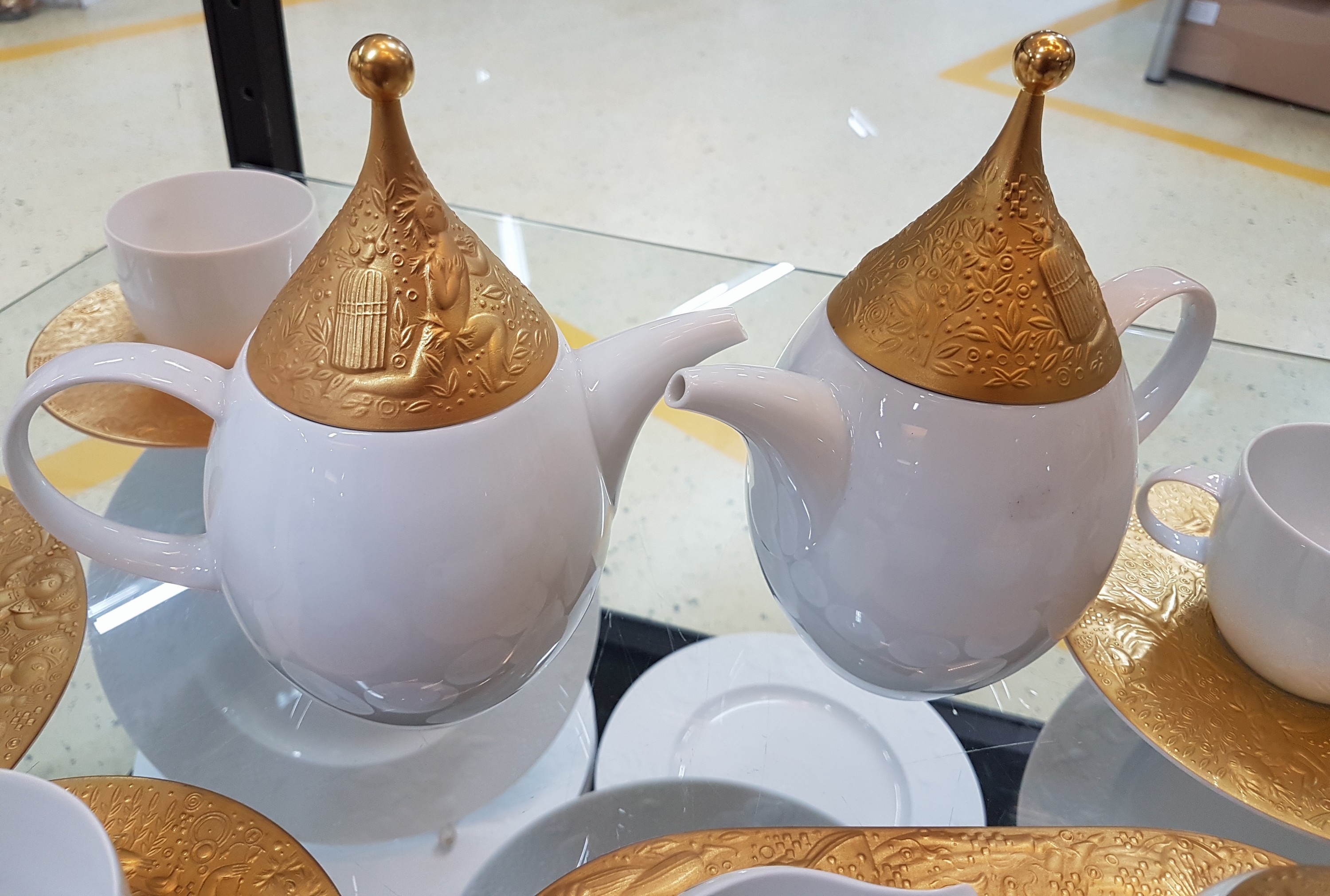 Detail e: 14 Teile Porzellan, Rosenthal, Dekor Zauberflöte Sarasto, Entwurf Björn Wiinblad, reich reliefiert und teilvergoldet, 2 Mokkakännchen, Zuckerdose ...