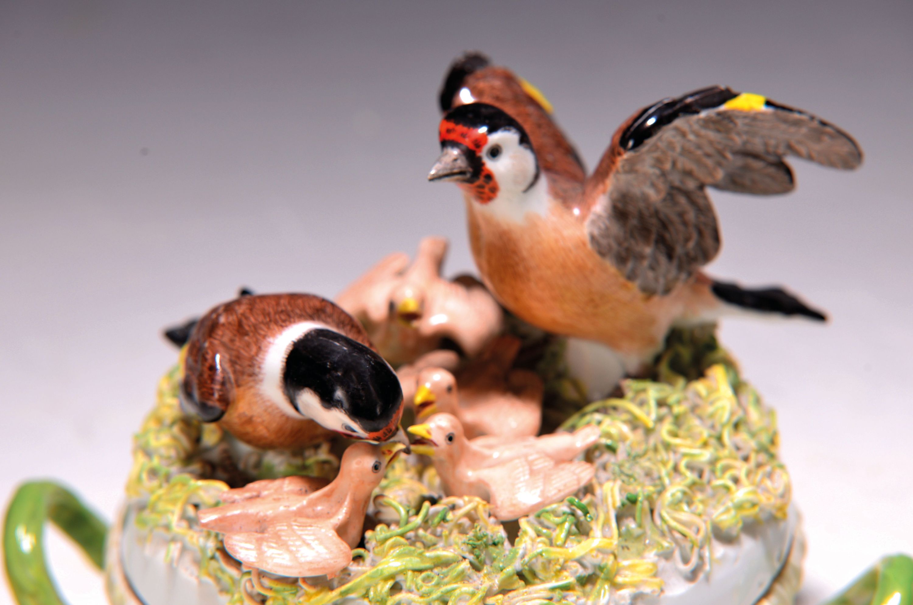 Detail a: Deckeldose in Nestform, Meissen, um 1750, Porzellan, Korbrelief mit zwei Asthenkeln, Deckel mit vollplastischen Stieglitzen, zwei Elternvögel ihre ...