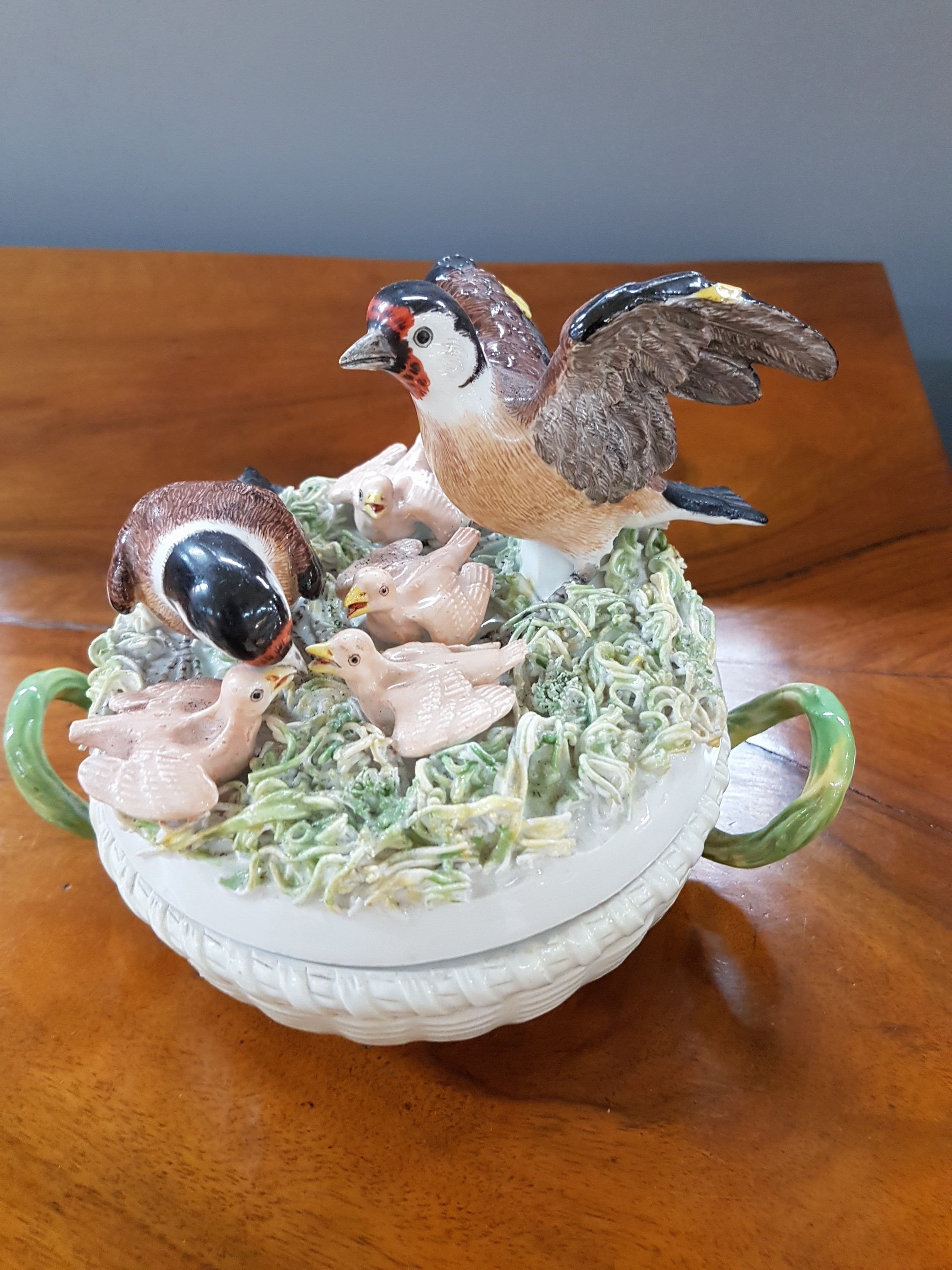 Detail b: Deckeldose in Nestform, Meissen, um 1750, Porzellan, Korbrelief mit zwei Asthenkeln, Deckel mit vollplastischen Stieglitzen, zwei Elternvögel ihre ...