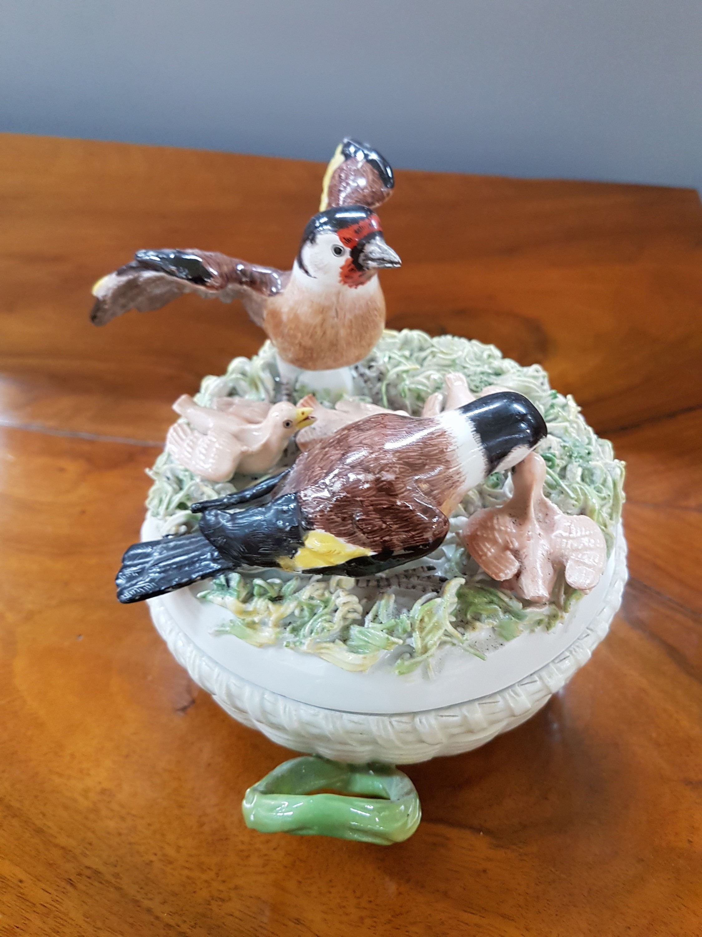 Detail c: Deckeldose in Nestform, Meissen, um 1750, Porzellan, Korbrelief mit zwei Asthenkeln, Deckel mit vollplastischen Stieglitzen, zwei Elternvögel ihre ...