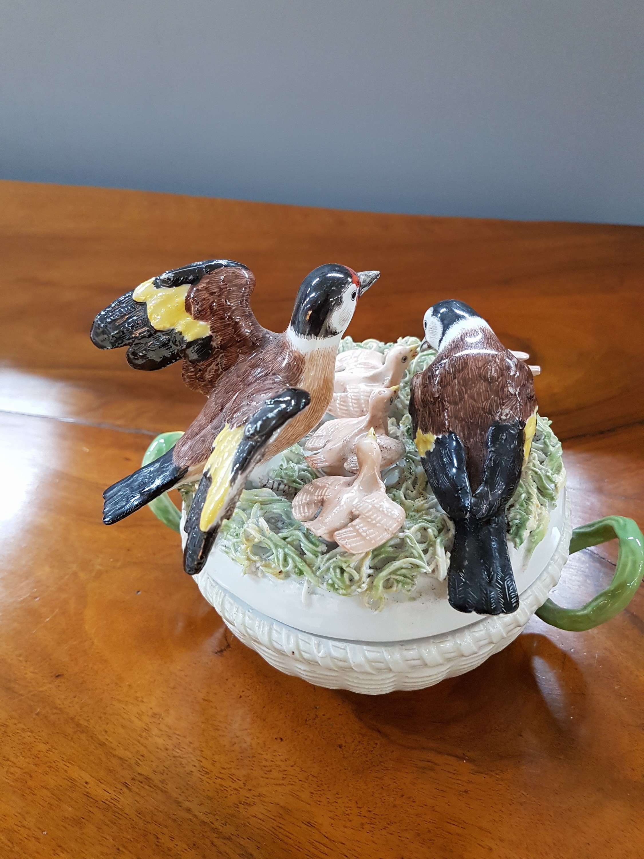 Detail d: Deckeldose in Nestform, Meissen, um 1750, Porzellan, Korbrelief mit zwei Asthenkeln, Deckel mit vollplastischen Stieglitzen, zwei Elternvögel ihre ...