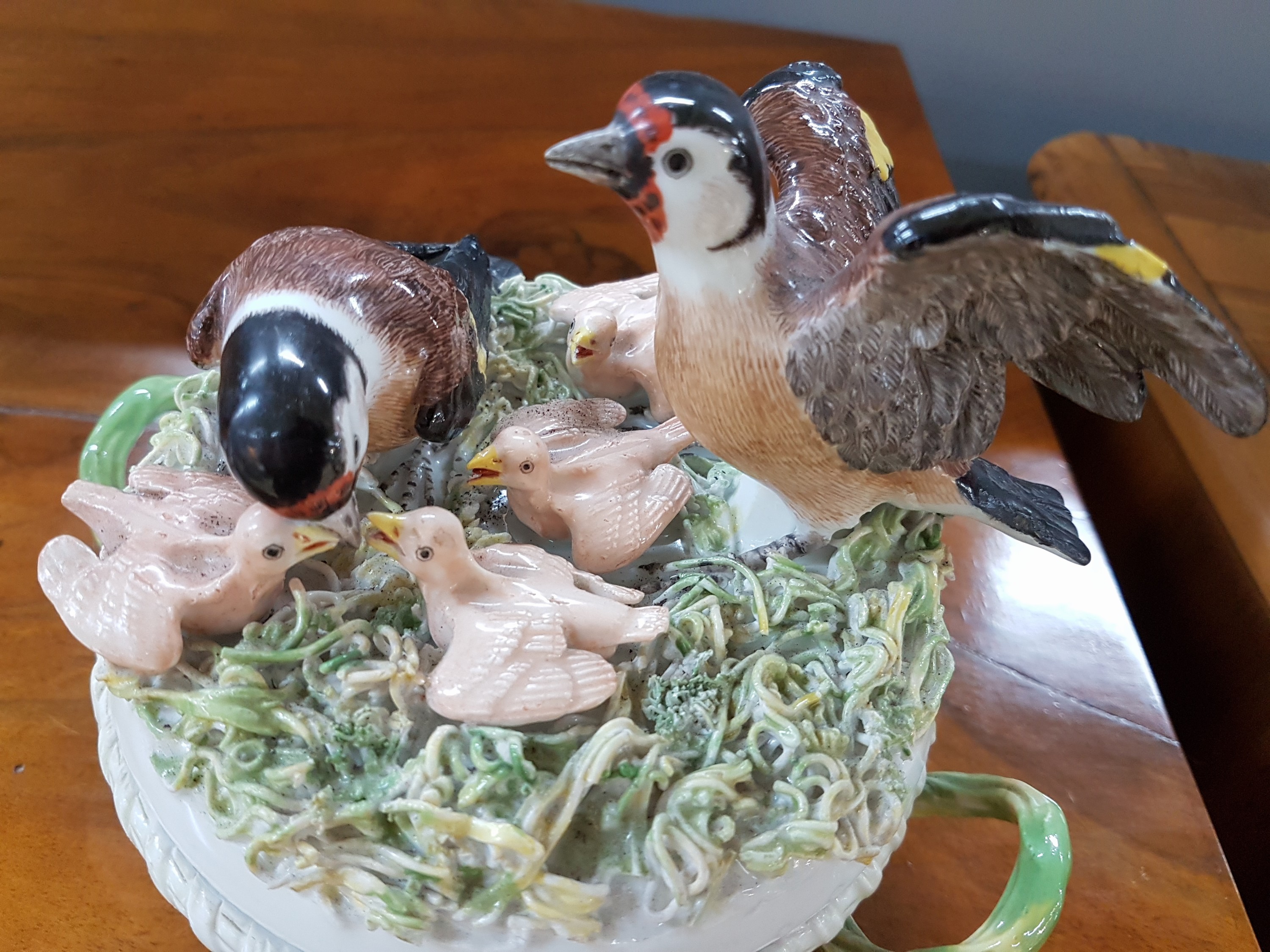 Detail f: Deckeldose in Nestform, Meissen, um 1750, Porzellan, Korbrelief mit zwei Asthenkeln, Deckel mit vollplastischen Stieglitzen, zwei Elternvögel ihre ...