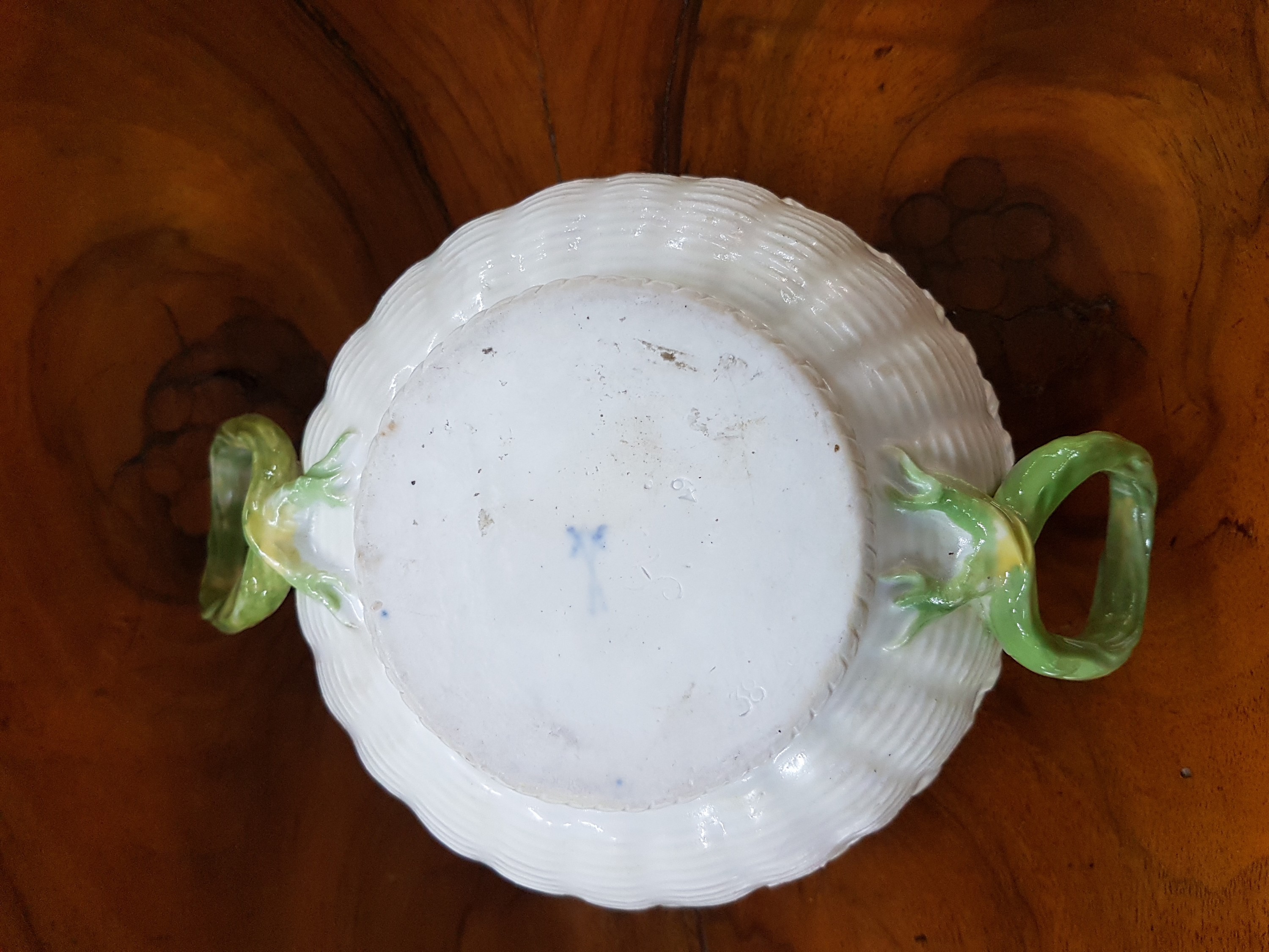 Detail h: Deckeldose in Nestform, Meissen, um 1750, Porzellan, Korbrelief mit zwei Asthenkeln, Deckel mit vollplastischen Stieglitzen, zwei Elternvögel ihre ...