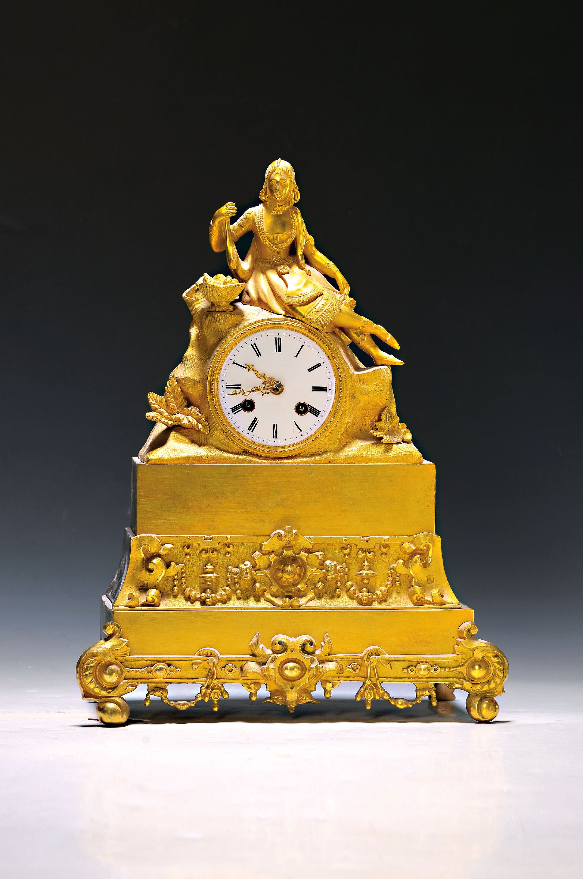 Image 26994796 - Pendule, Frankreich, um 1840/50, vergoldetes u. verziertes Bronzegehäuse, Sockel mit ...