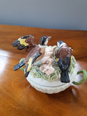 26994777d - Deckeldose in Nestform, Meissen, um 1750, Porzellan, Korbrelief mit zwei Asthenkeln, ...