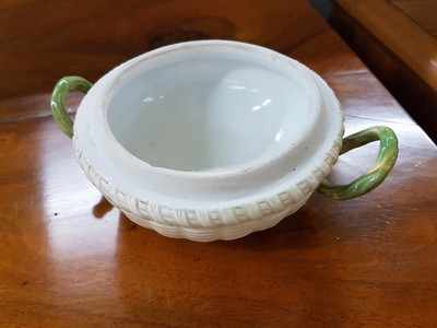 26994777g - Deckeldose in Nestform, Meissen, um 1750, Porzellan, Korbrelief mit zwei Asthenkeln, ...