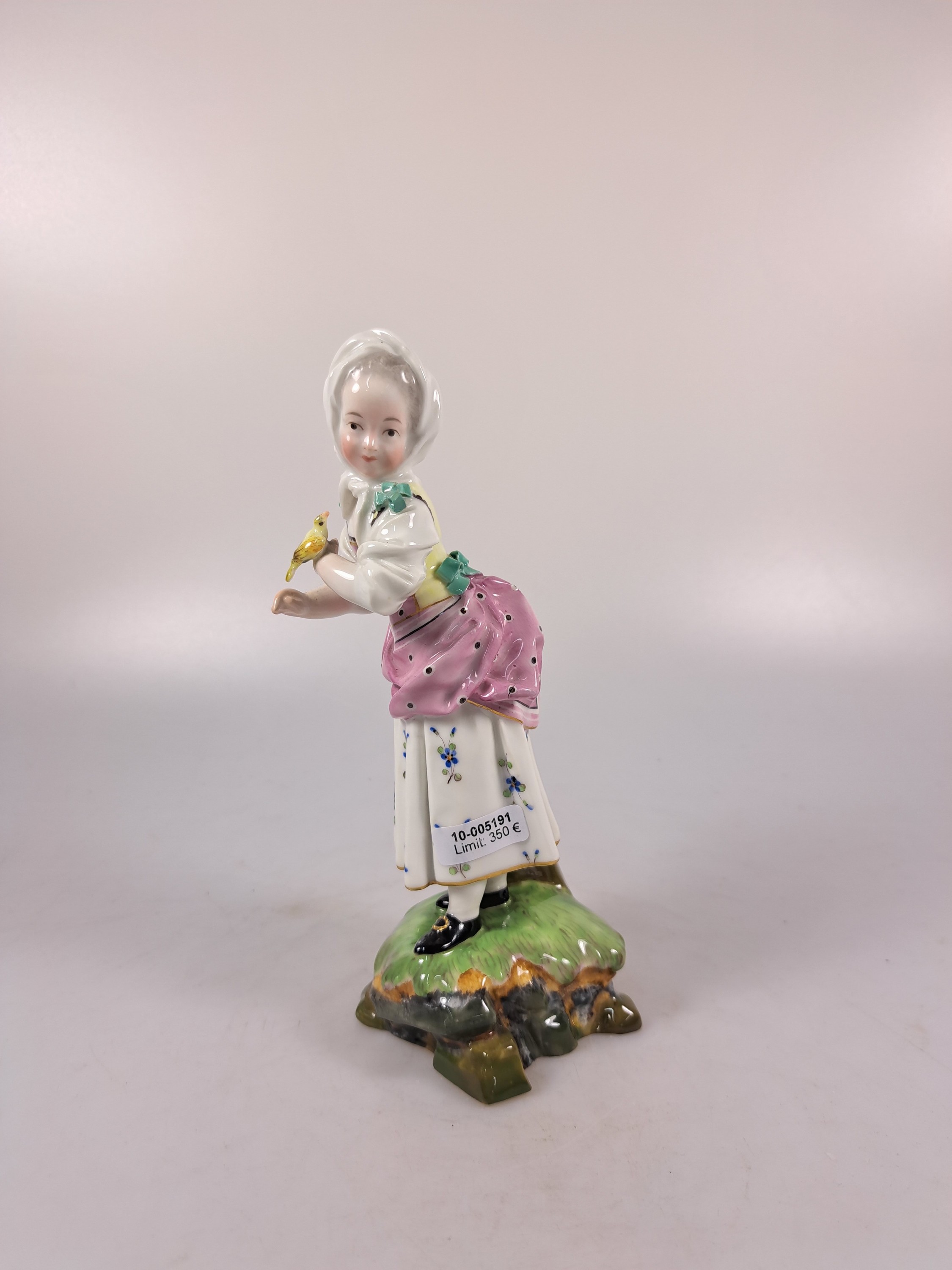 Detail a: Porzellanfigur, Höchst, um 1770, Mädchen mit Kopftuch und Vogel, bunt bemalt, restauriert, H. 18.3 cm