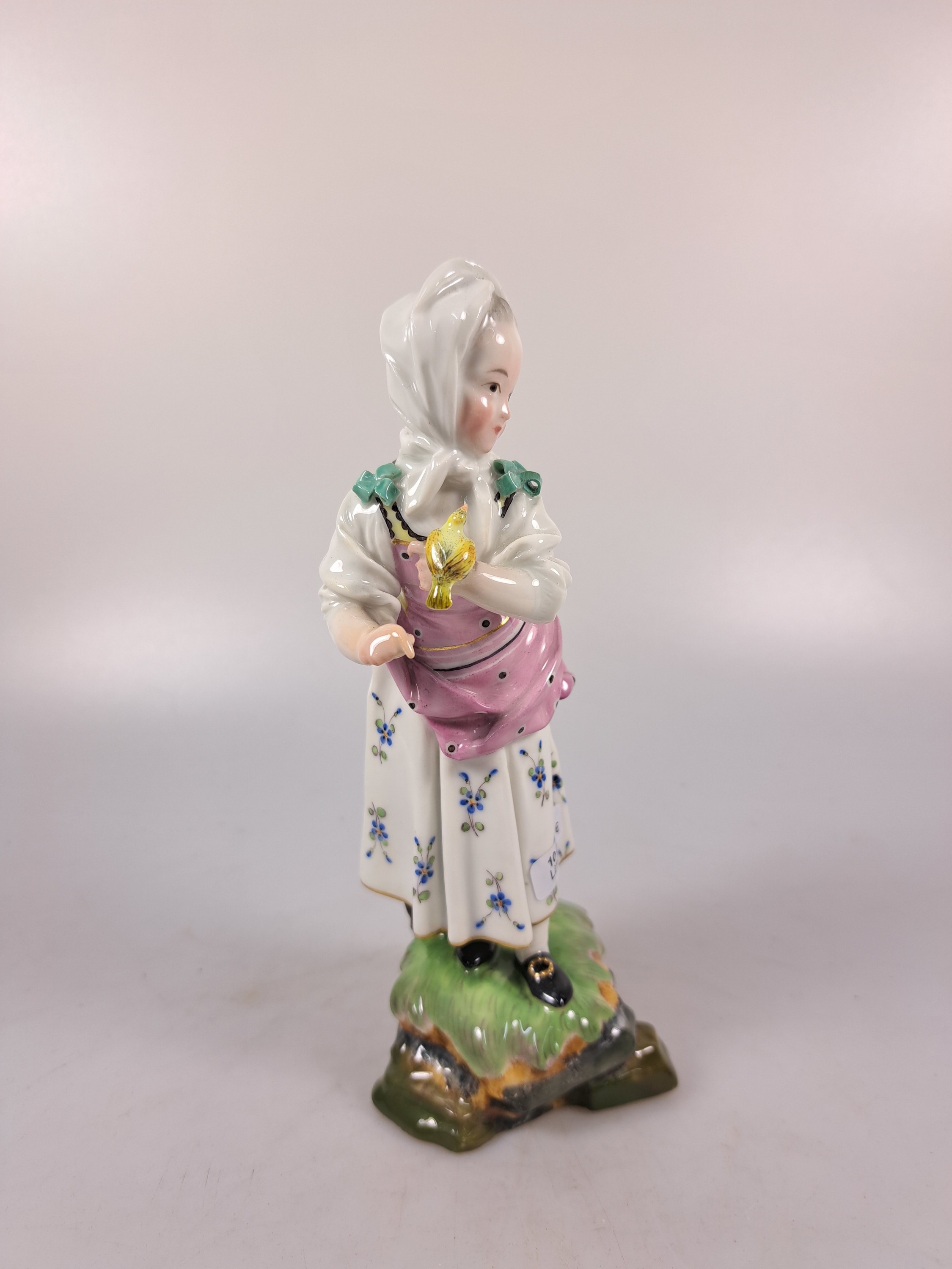 Detail e: Porzellanfigur, Höchst, um 1770, Mädchen mit Kopftuch und Vogel, bunt bemalt, restauriert, H. 18.3 cm