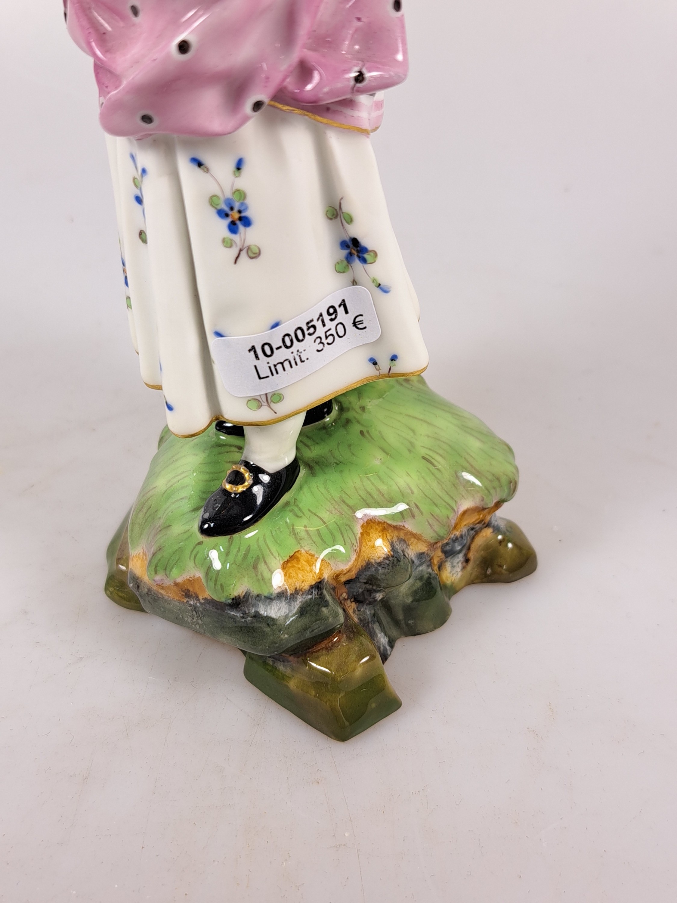 Detail f: Porzellanfigur, Höchst, um 1770, Mädchen mit Kopftuch und Vogel, bunt bemalt, restauriert, H. 18.3 cm