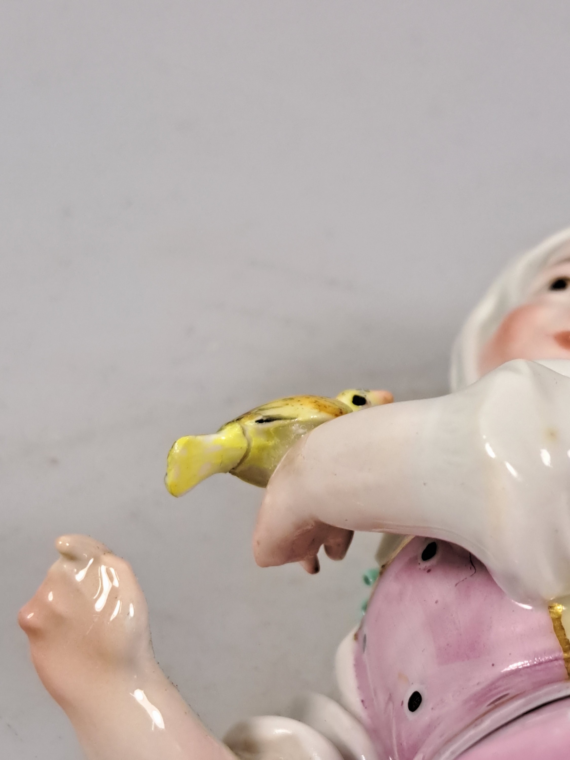 Detail j: Porzellanfigur, Höchst, um 1770, Mädchen mit Kopftuch und Vogel, bunt bemalt, restauriert, H. 18.3 cm