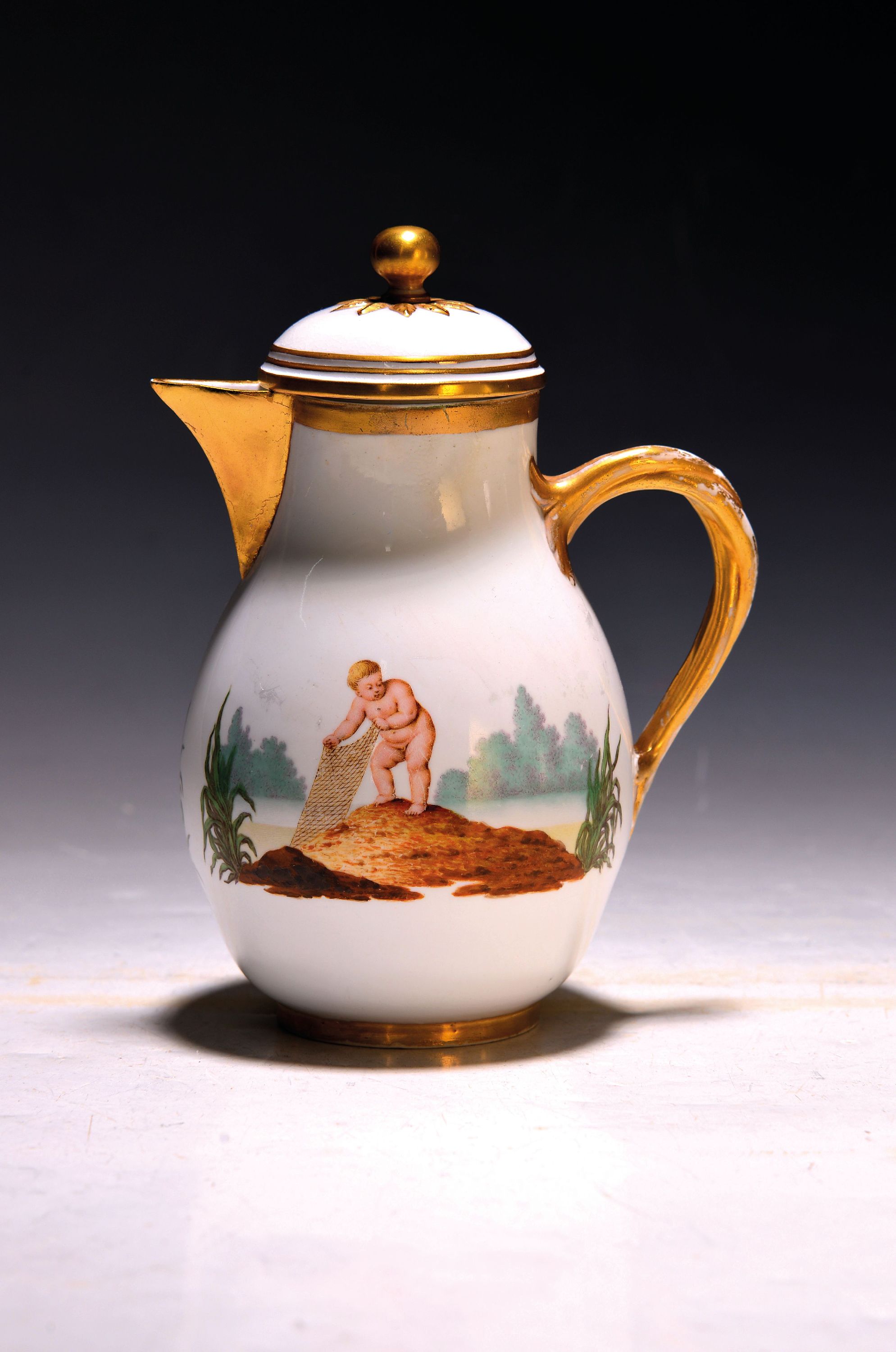 Detail a: Kleine Kanne, Höchst, um 1760, Porzellan, Puttenmalerei wohl von Andreas Philipp Oetner, beidseitig bemalt mit fischenden Putten im Ruderboot und ...