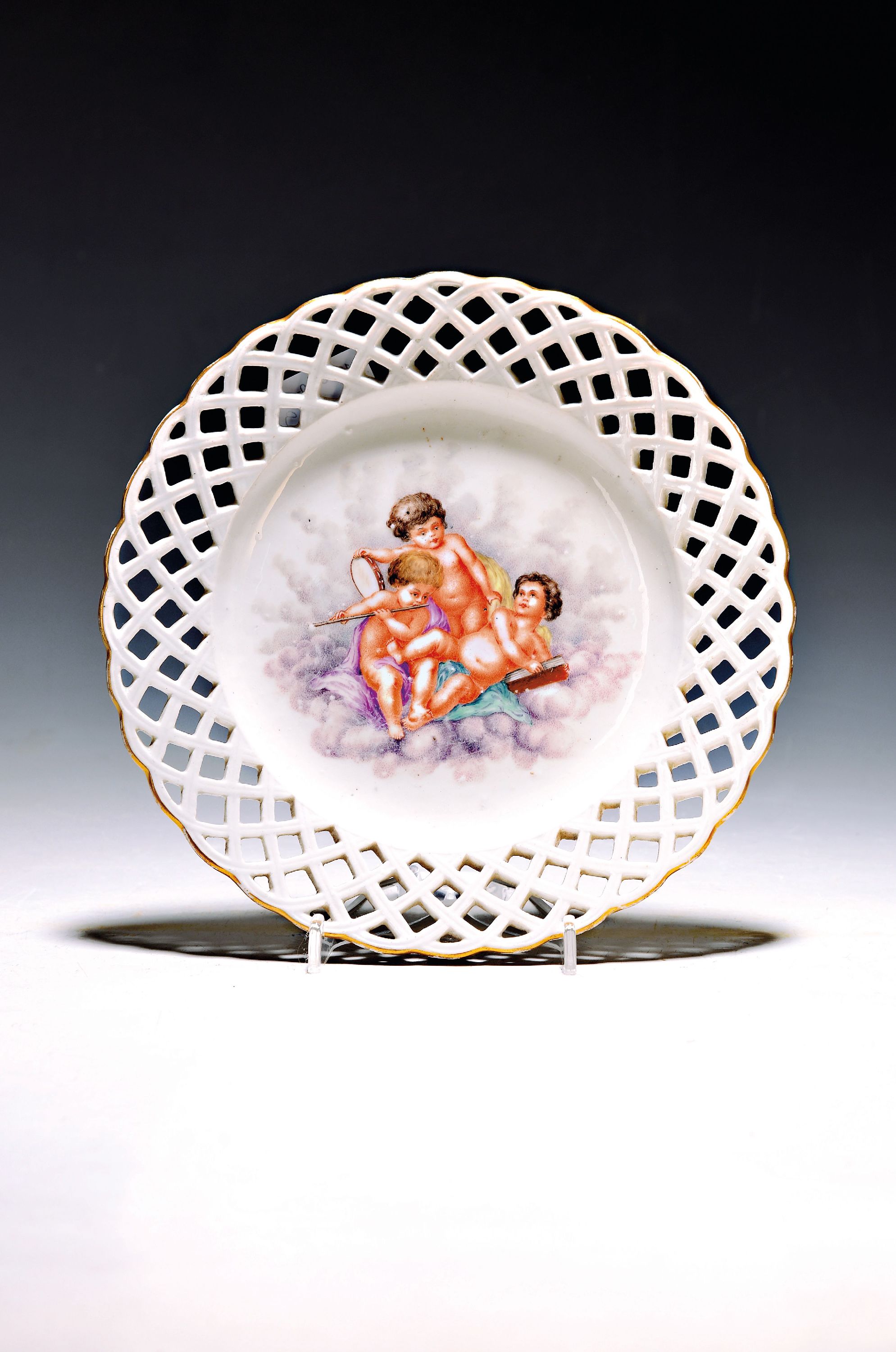 Image 26994876 - Dessertteller, Höchst, um 1765, Porzellan drei musizierende Putten auf Wolken, bunt ...